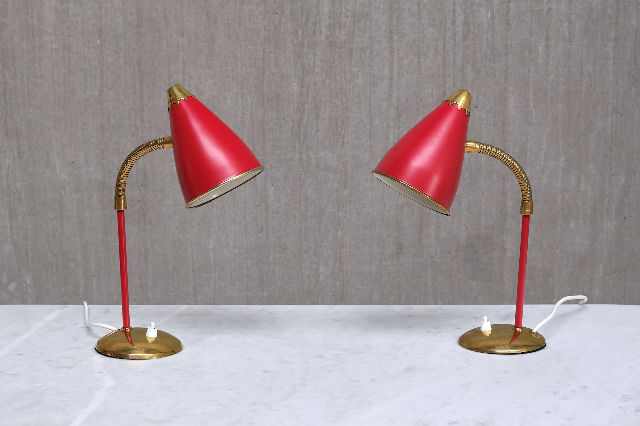 Paire de lampes de bureau réglables TR & Co en métal rouge et laiton, Norvège, années 1960 en vente 9