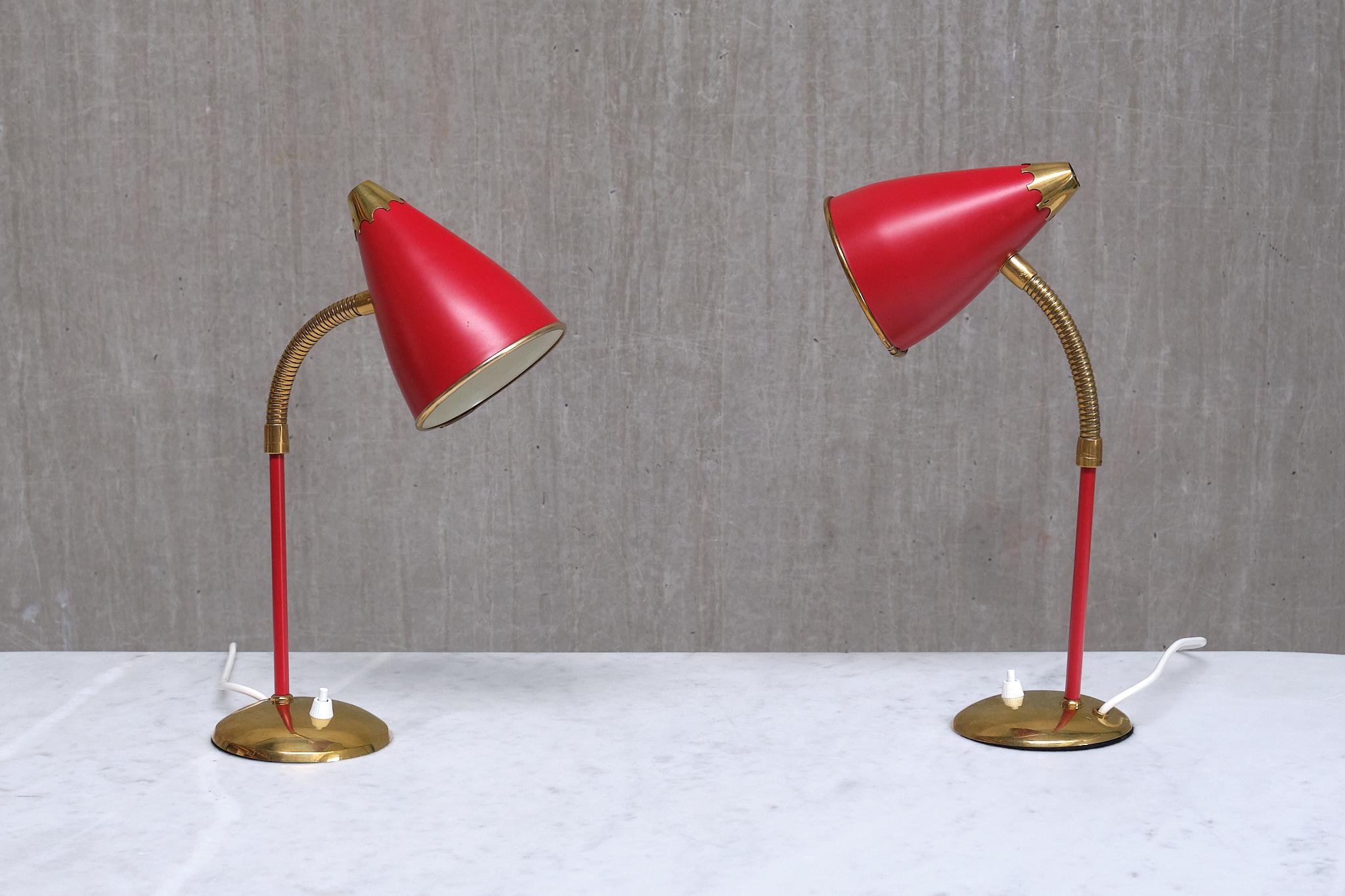 Cette rare paire de lampes de table a été produite par TR & Co en Norvège dans les années 1960. Chaque lampe est signée 