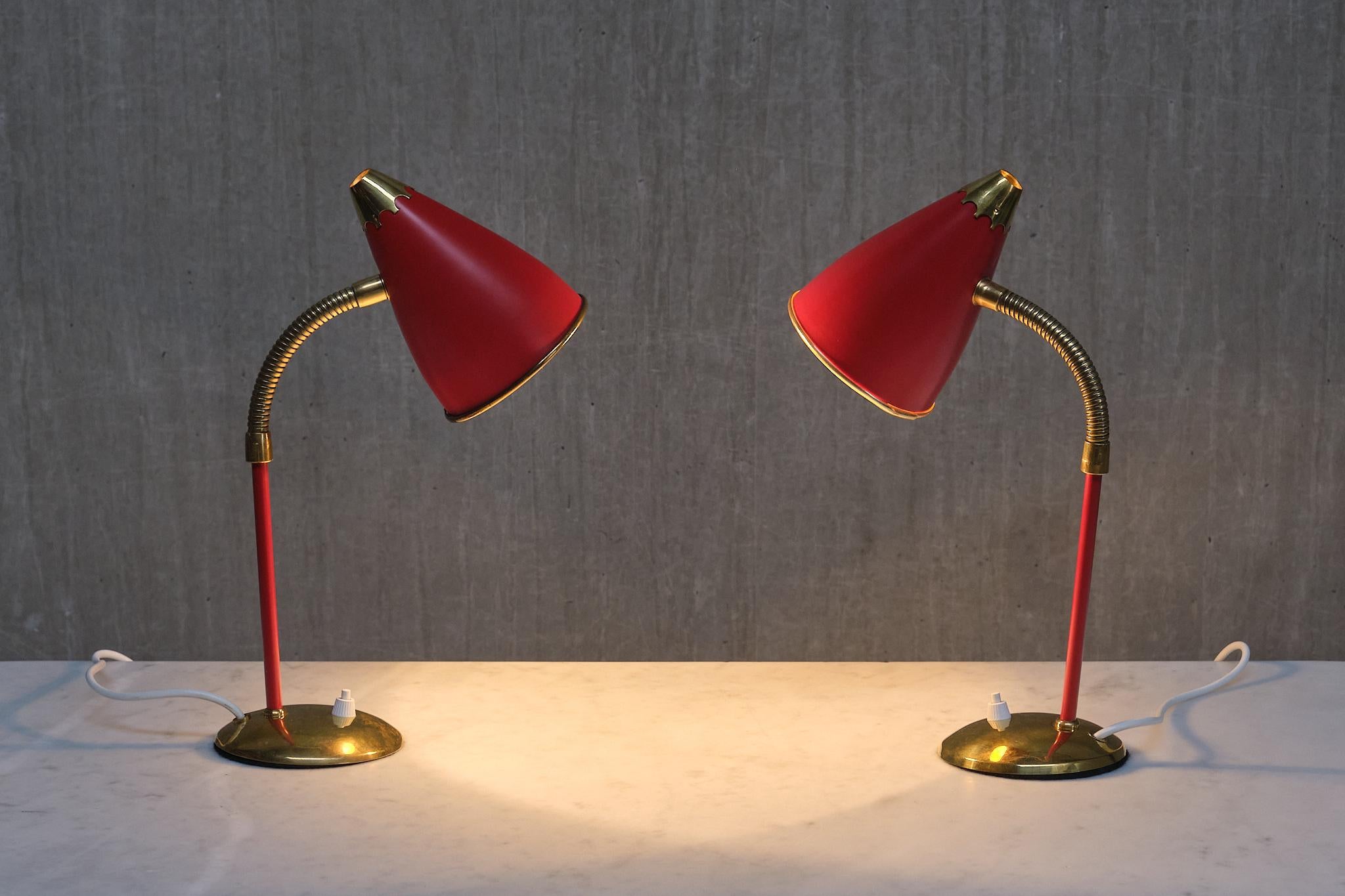 Scandinave moderne Paire de lampes de bureau réglables TR & Co en métal rouge et laiton, Norvège, années 1960 en vente