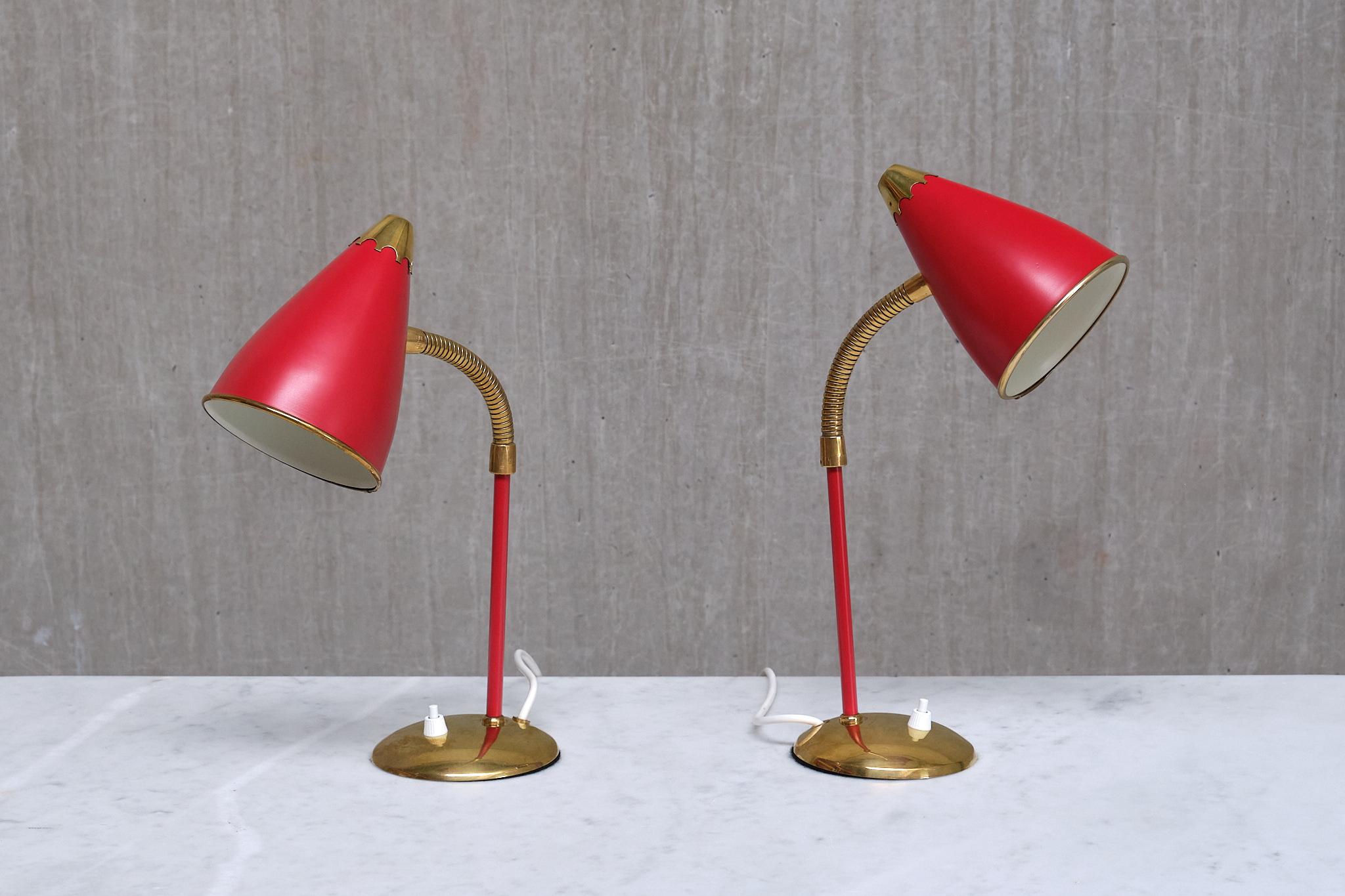 Norvégien Paire de lampes de bureau réglables TR & Co en métal rouge et laiton, Norvège, années 1960 en vente