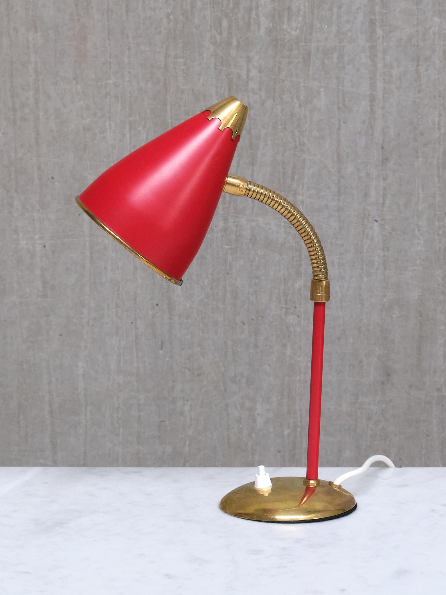 Paire de lampes de bureau réglables TR & Co en métal rouge et laiton, Norvège, années 1960 Bon état - En vente à The Hague, NL
