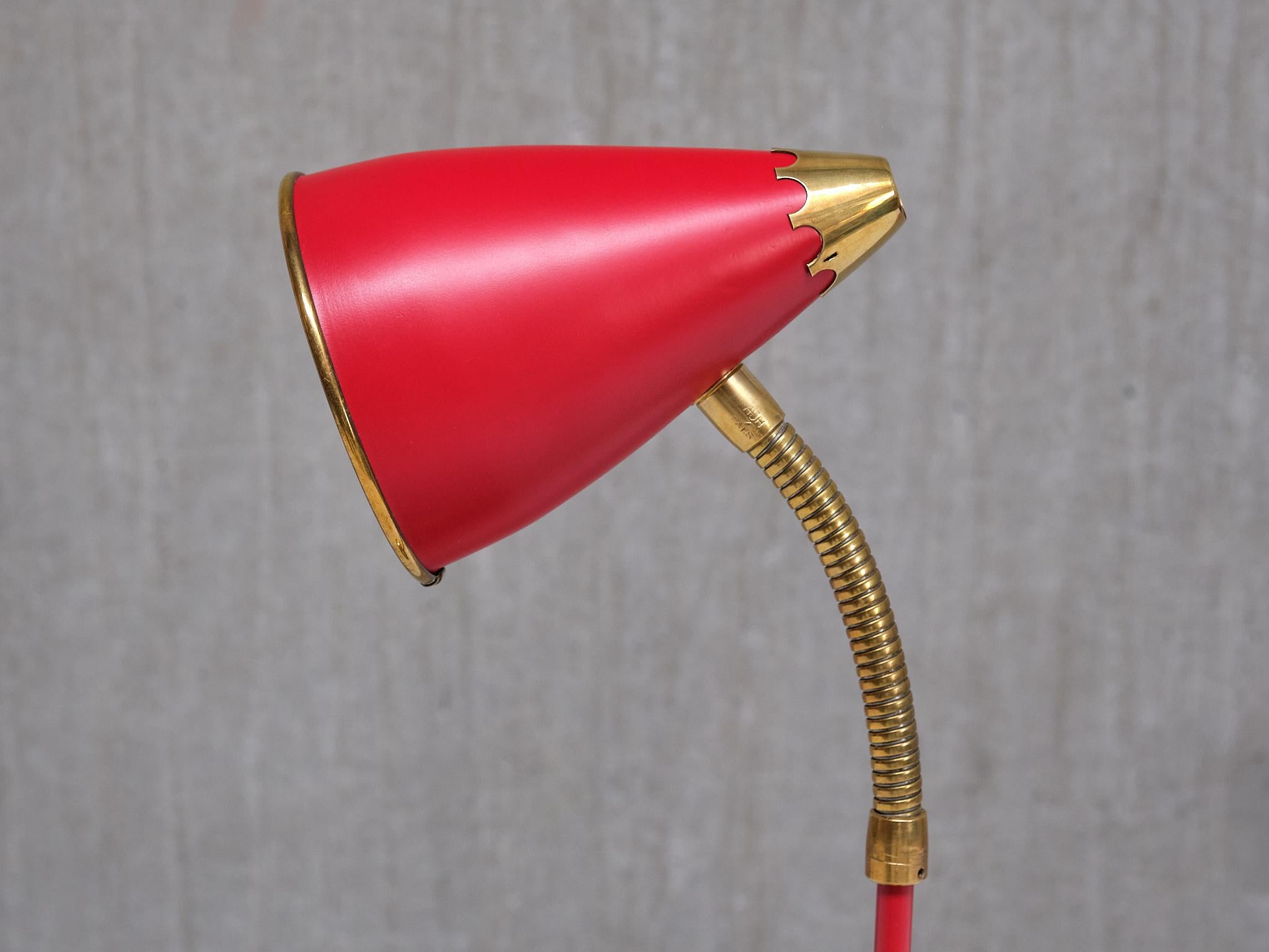 Milieu du XXe siècle Paire de lampes de bureau réglables TR & Co en métal rouge et laiton, Norvège, années 1960 en vente