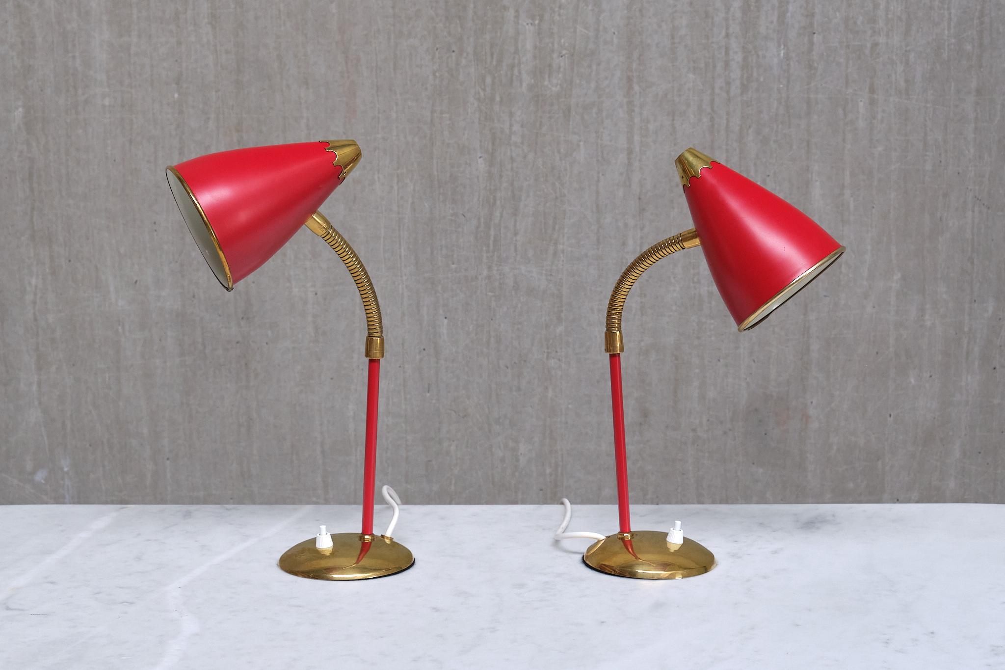 Métal Paire de lampes de bureau réglables TR & Co en métal rouge et laiton, Norvège, années 1960 en vente