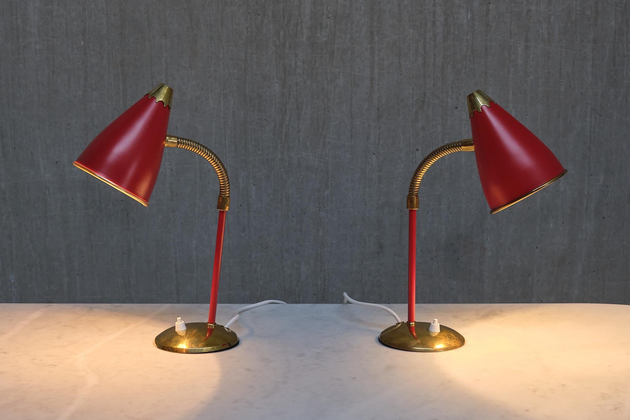 Paire de lampes de bureau réglables TR & Co en métal rouge et laiton, Norvège, années 1960 en vente 1