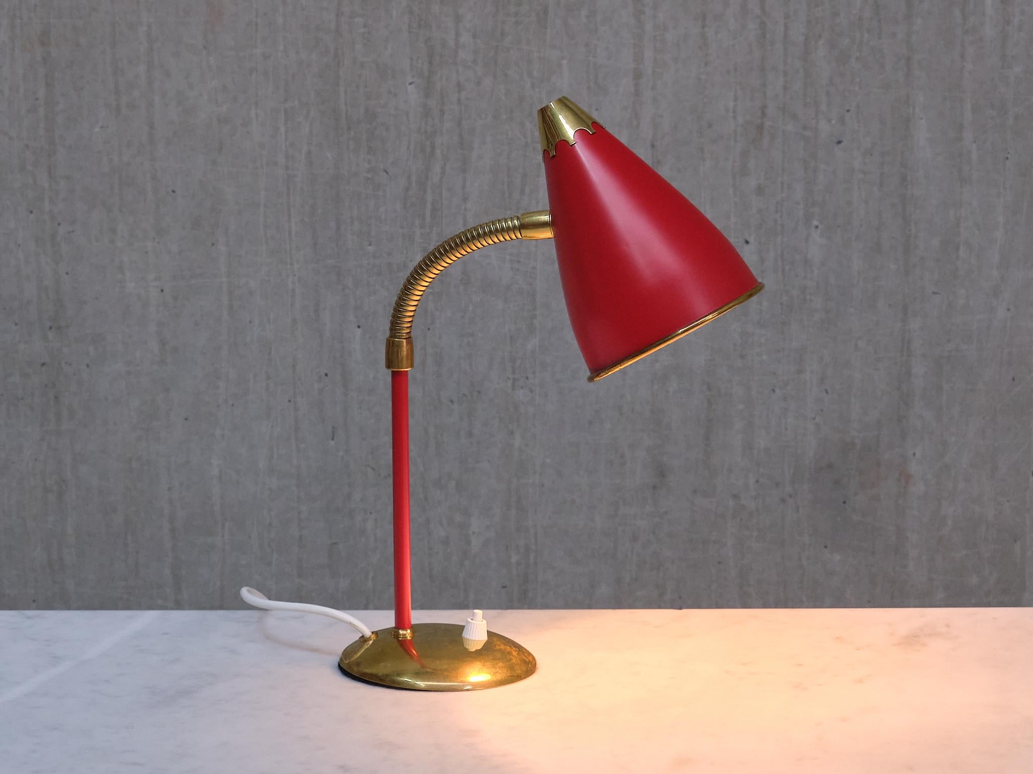 Paire de lampes de bureau réglables TR & Co en métal rouge et laiton, Norvège, années 1960 en vente 2