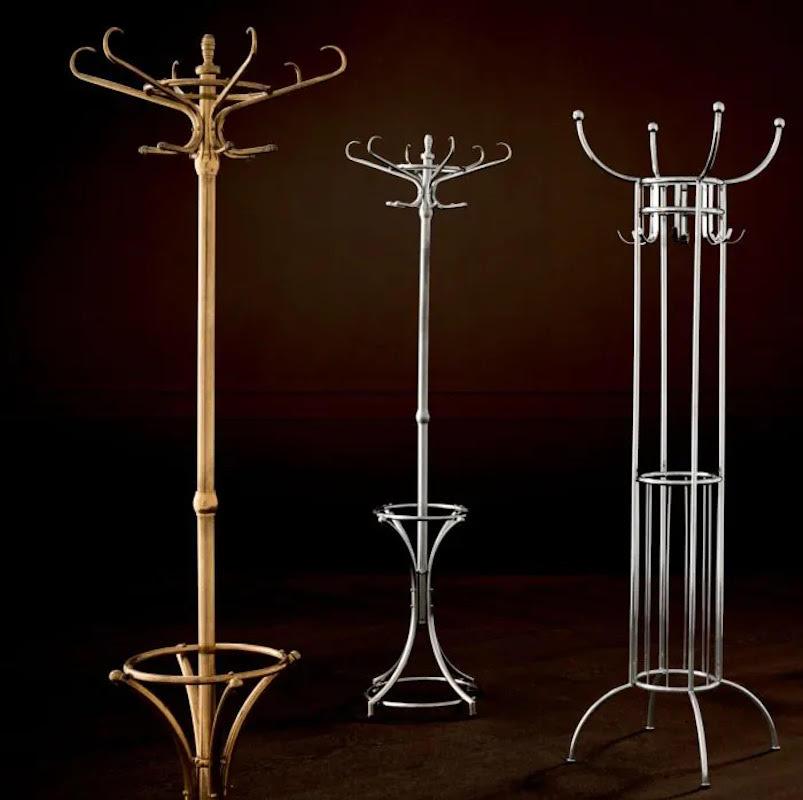 Paar traditionelle Garderobenständer, Ausführung in Messing antik. (Moderne) im Angebot