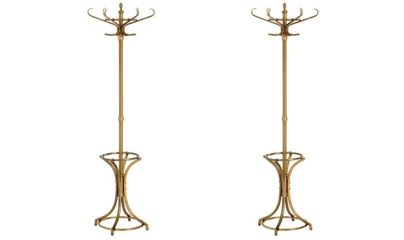 Paar traditionelle Garderobenständer, Ausführung in Messing antik. im Angebot 1