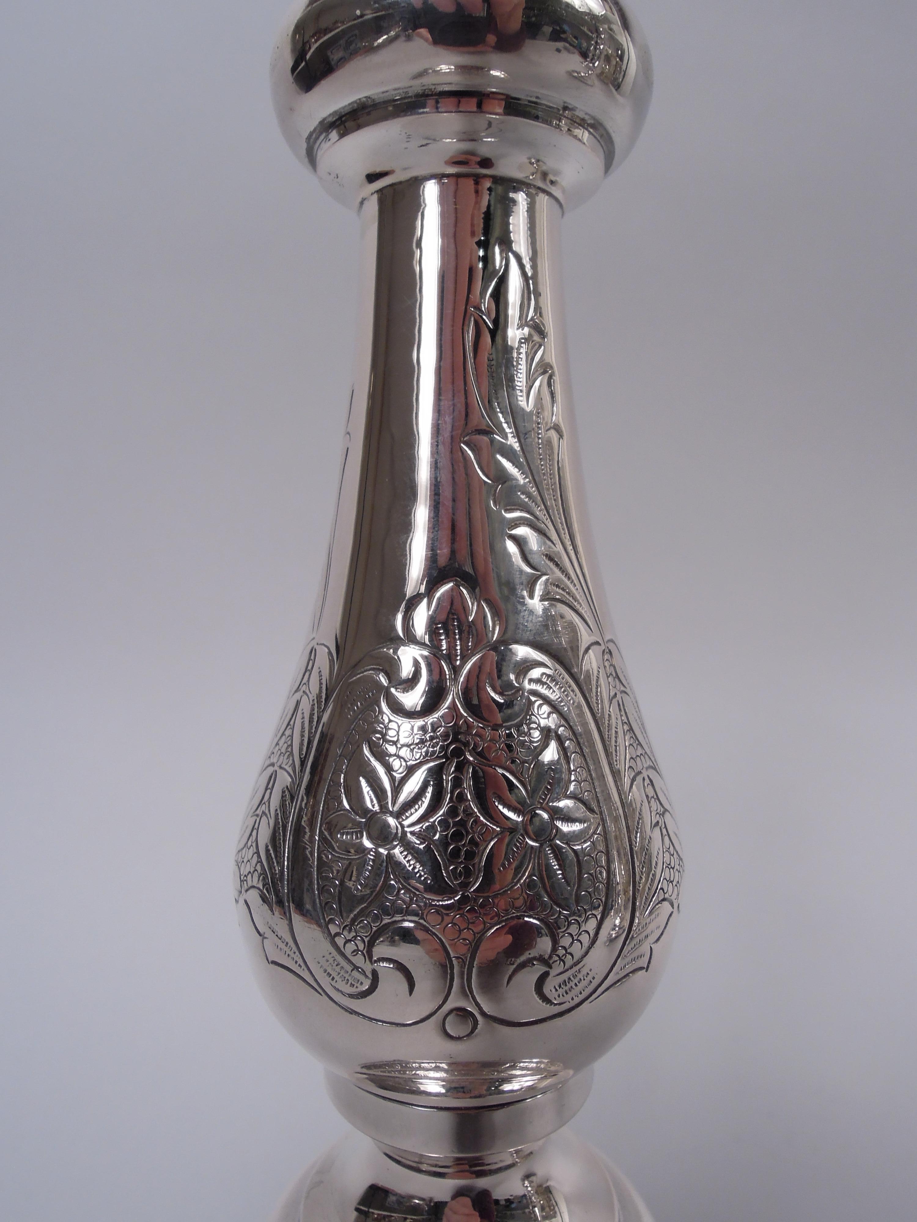 Biedermeier Coppia di candelieri tradizionali europei in argento Old Country in vendita