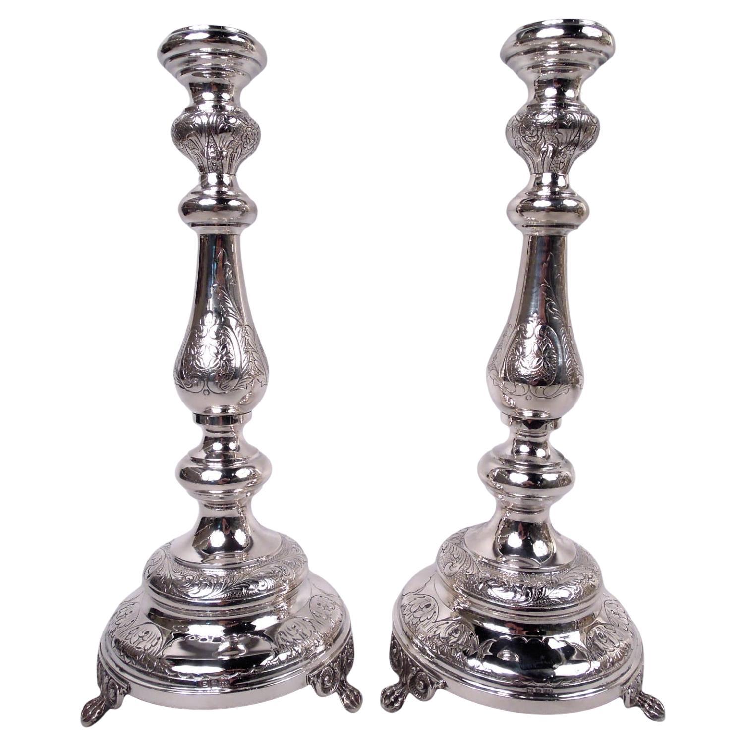 Paire de chandeliers traditionnels européens en argent de style « Old Country »