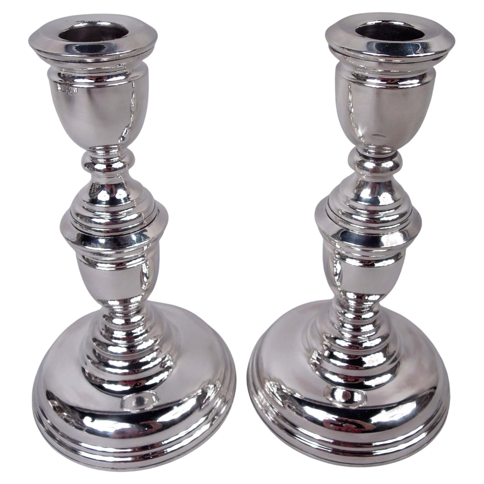 Ein Paar traditioneller georgianischer Sterlingsilber-Kerzenleuchter