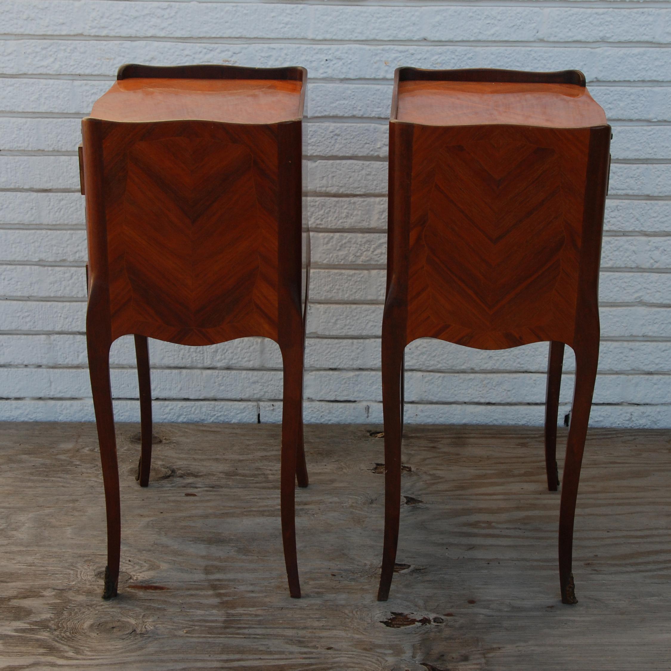 Pair of traditional mahogany nightstands with marquetry and Queen Anne legs

These nightstands feature marquetry inlay on front, with Queen Anne style 