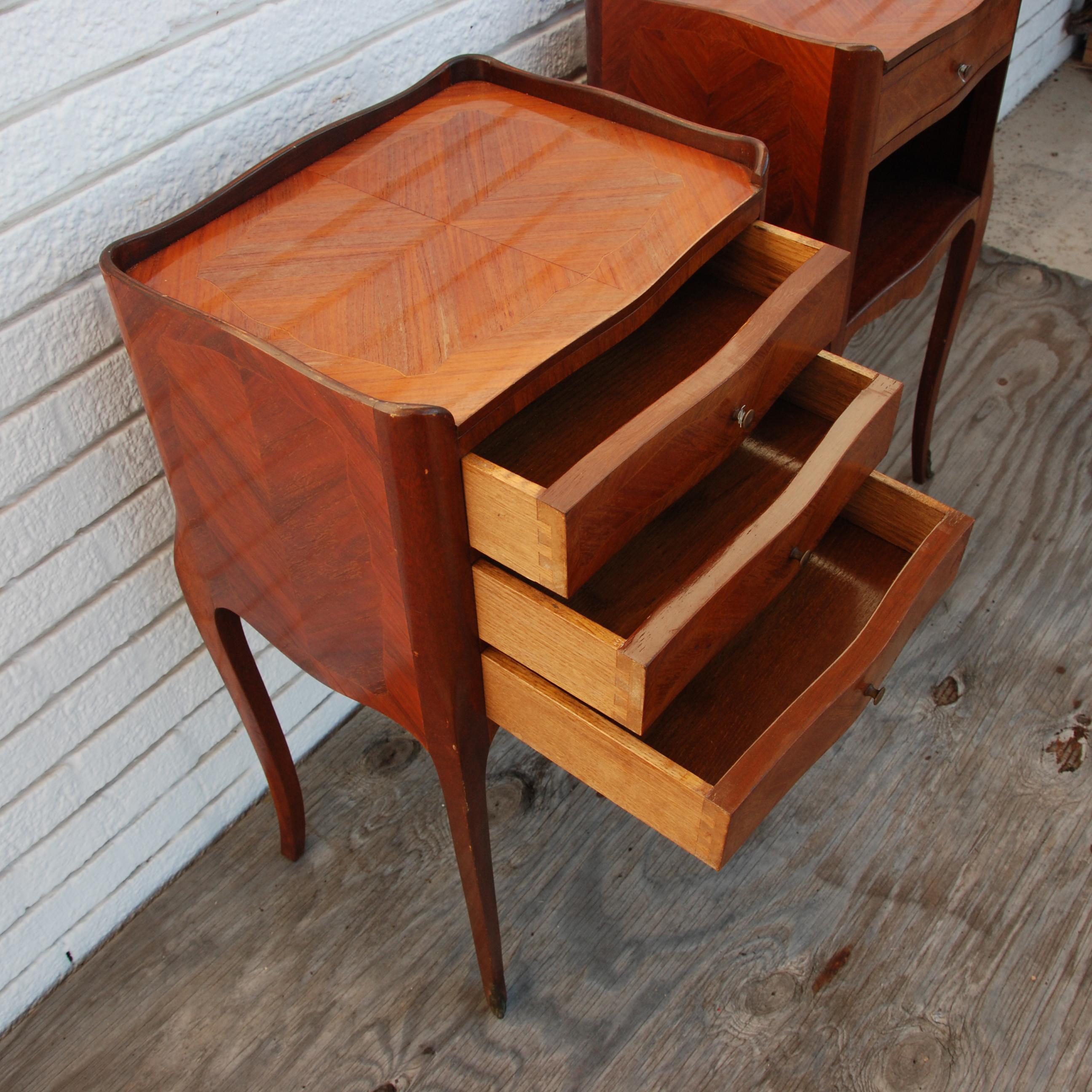 Pair of Traditional Mahogany Nightstands with Marquetry and Queen Anne Legs In Good Condition In Pasadena, TX