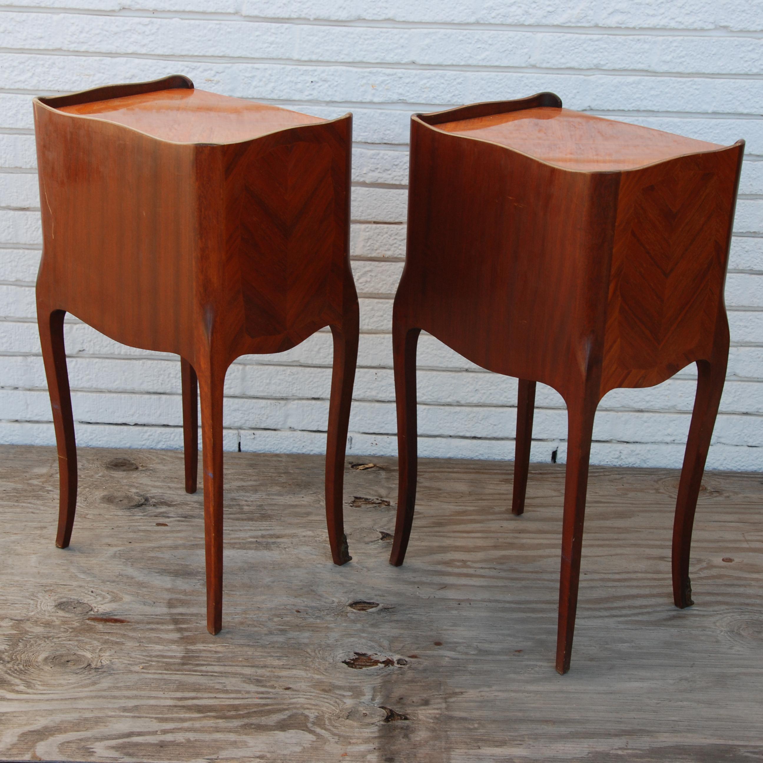20th Century Pair of Traditional Mahogany Nightstands with Marquetry and Queen Anne Legs