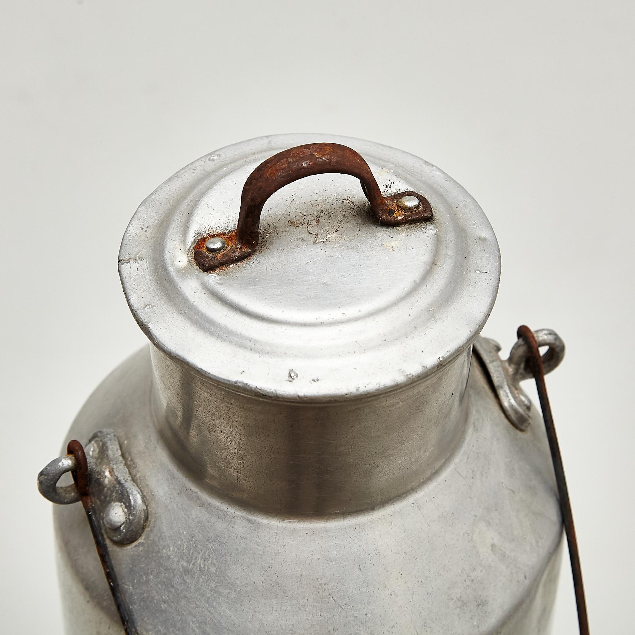Milieu du XXe siècle Paire de pots traditionnels espagnols à couvercle en métal, vers 1950 en vente