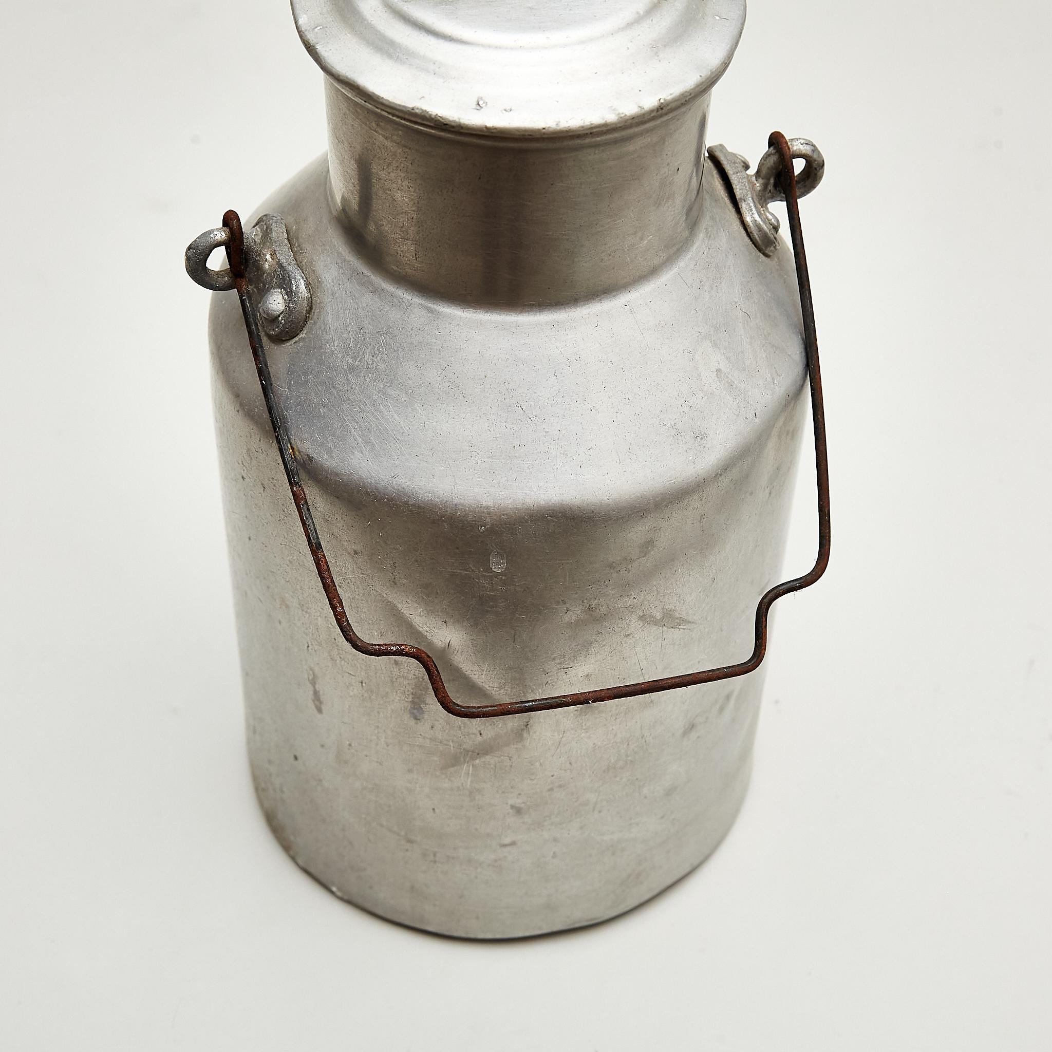 Paire de pots traditionnels espagnols à couvercle en métal, vers 1950 en vente 1