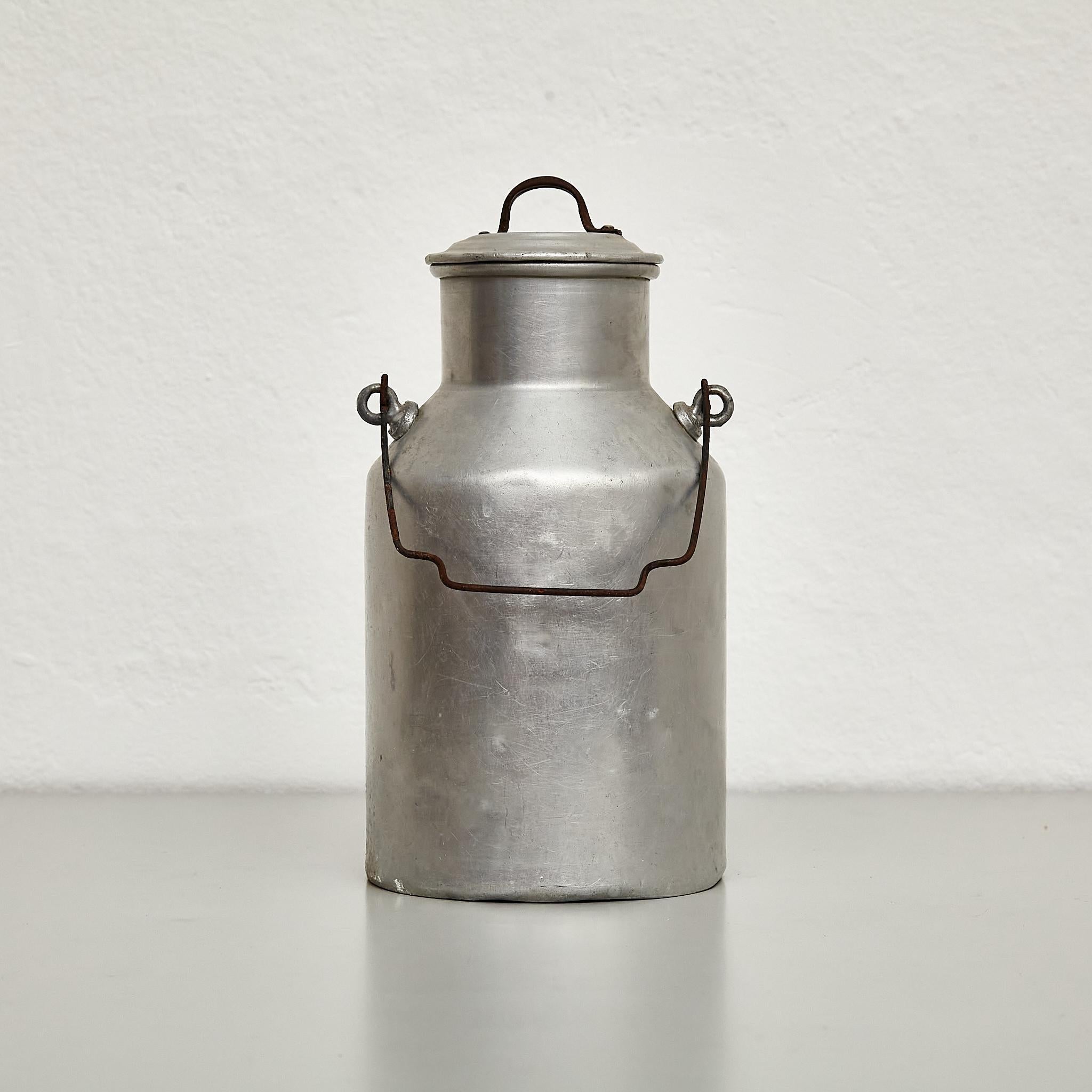 Paire de pots traditionnels espagnols à couvercle en métal, vers 1950 en vente 2