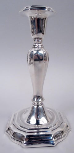 Coppia di candelabri classici svedesi in argento, 1957