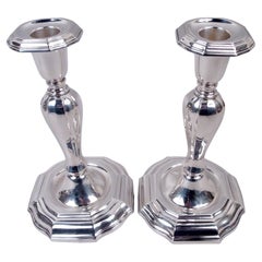 Coppia di candelabri classici svedesi in argento, 1957