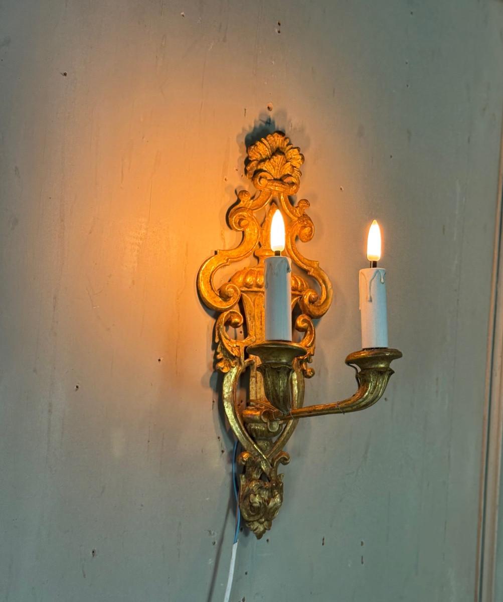 Coppia di applique in legno dorato in stile di transizione, circa 1900 in vendita 1