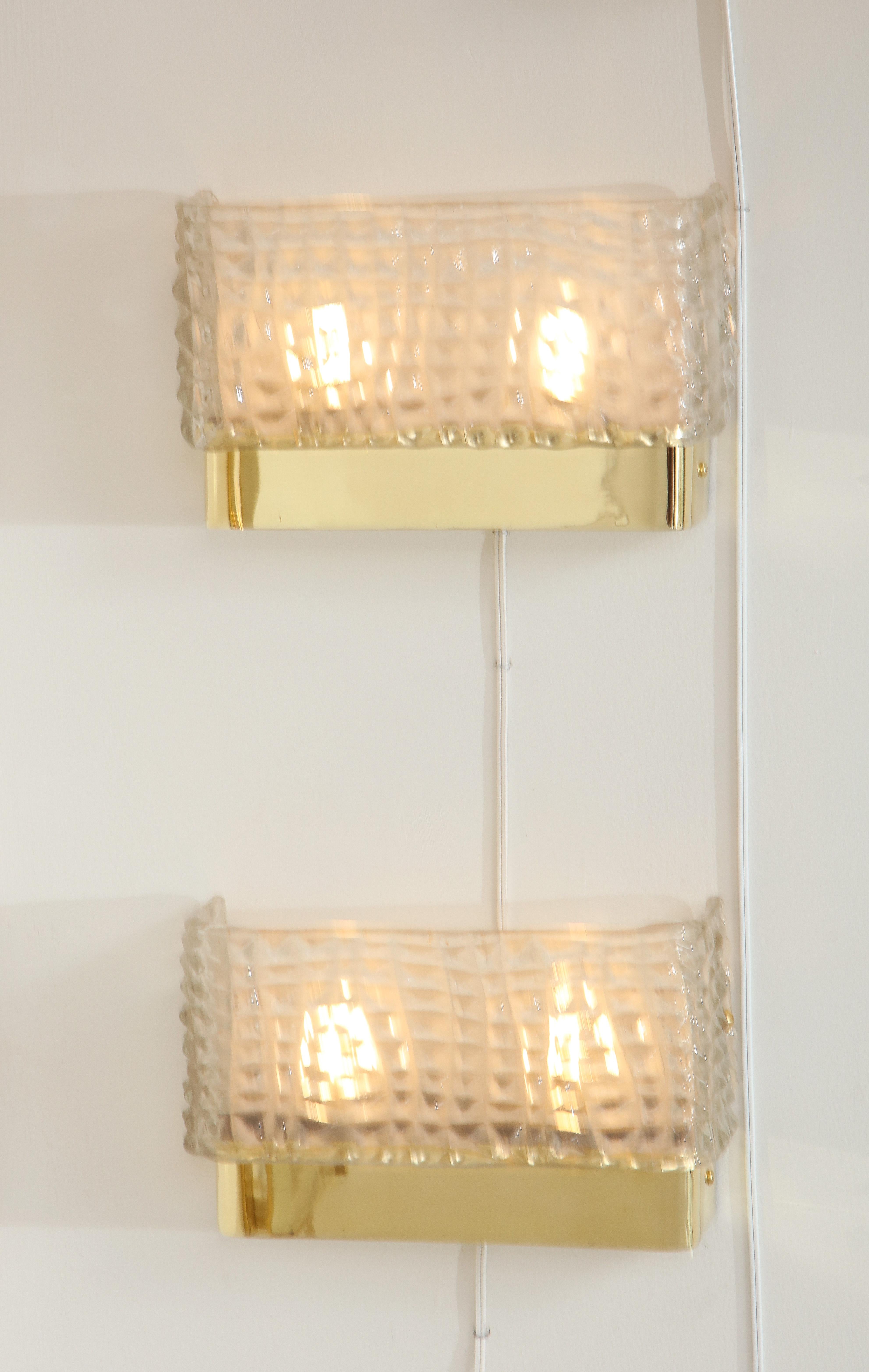 Mid-Century Modern Pair of Rectangular Clear Textured Murano Glass and Brass Sconces, Italy For Sale