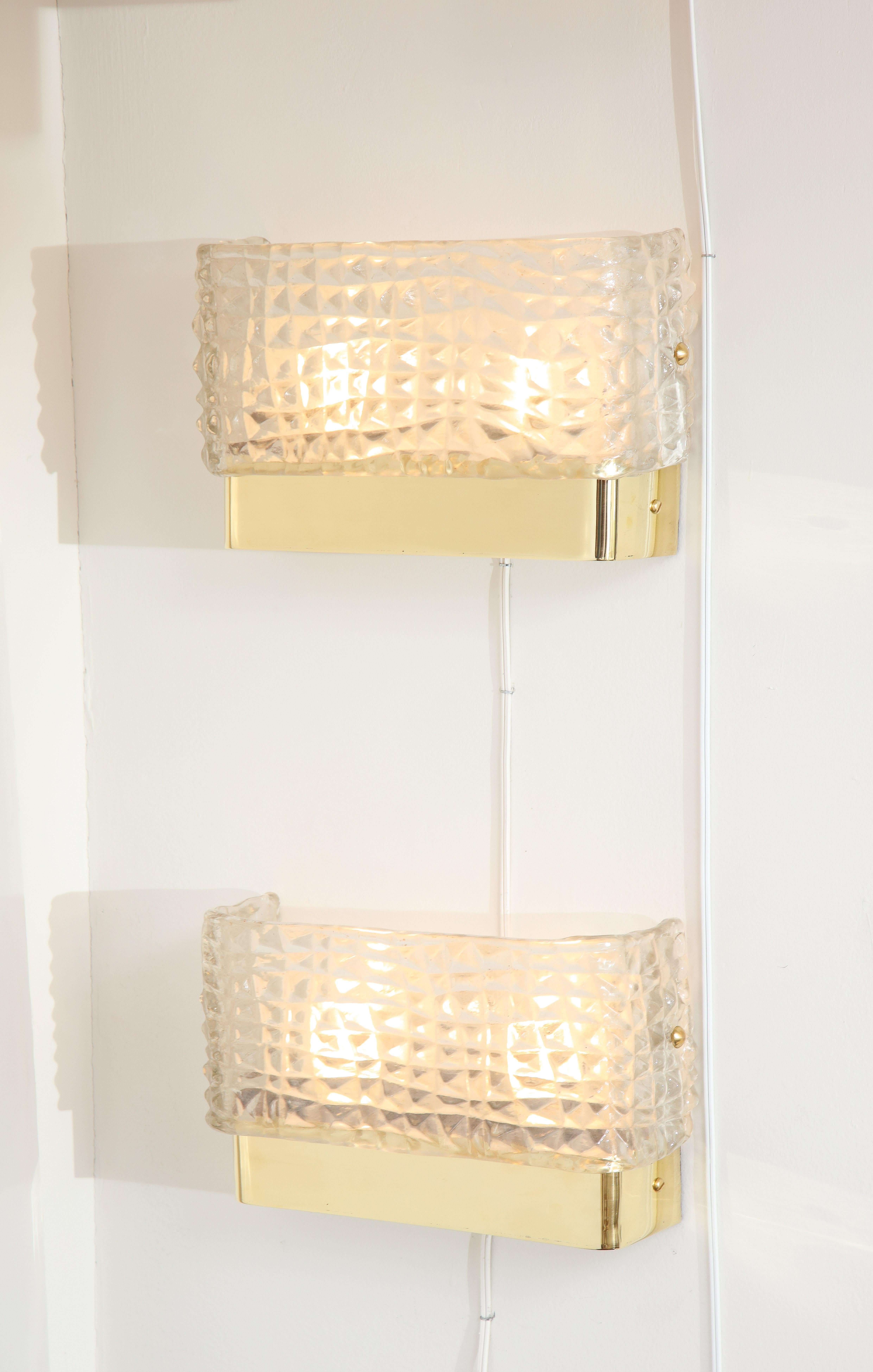 Contemporary Pair of Rectangular Clear Textured Murano Glass and Brass Sconces, Italy For Sale