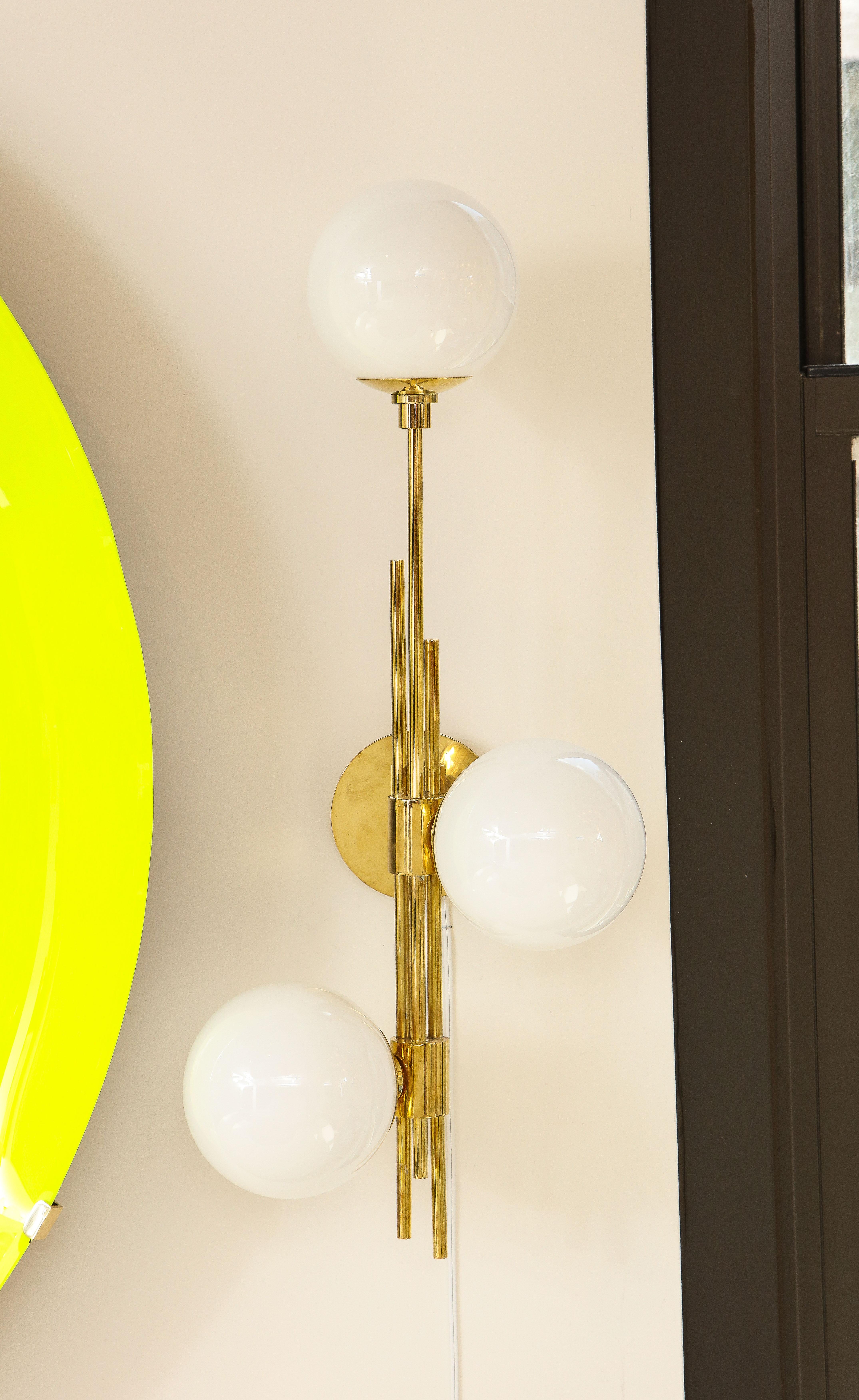 Paire de globes en verre de Murano blanc translucide et appliques en laiton, Italie, 2022 en vente 1