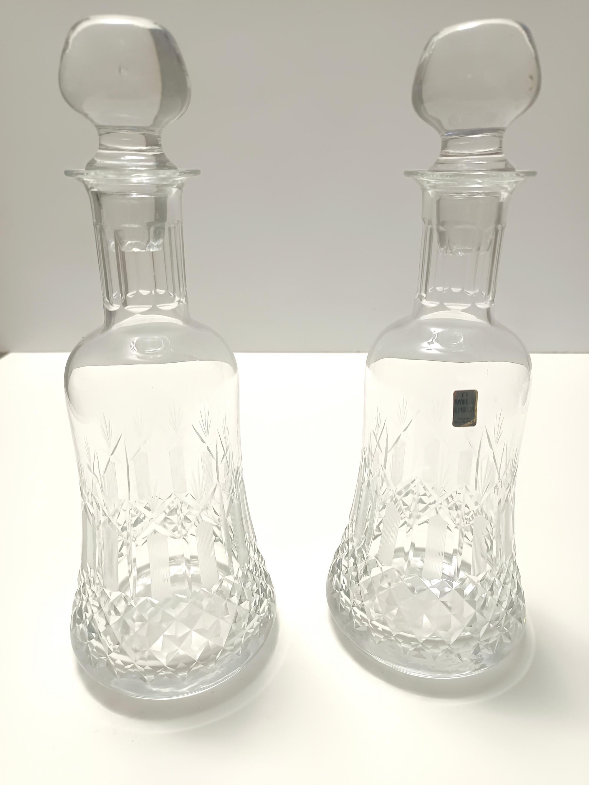 Realizzato in Germania, negli anni '70. 
Questi decanter sono realizzati in cristallo lucidato a mano.  
Si tratta di pezzi vintage, quindi potrebbero presentare tracce d'uso (su un tappo c'è un leggero difetto), ma nel complesso possono essere