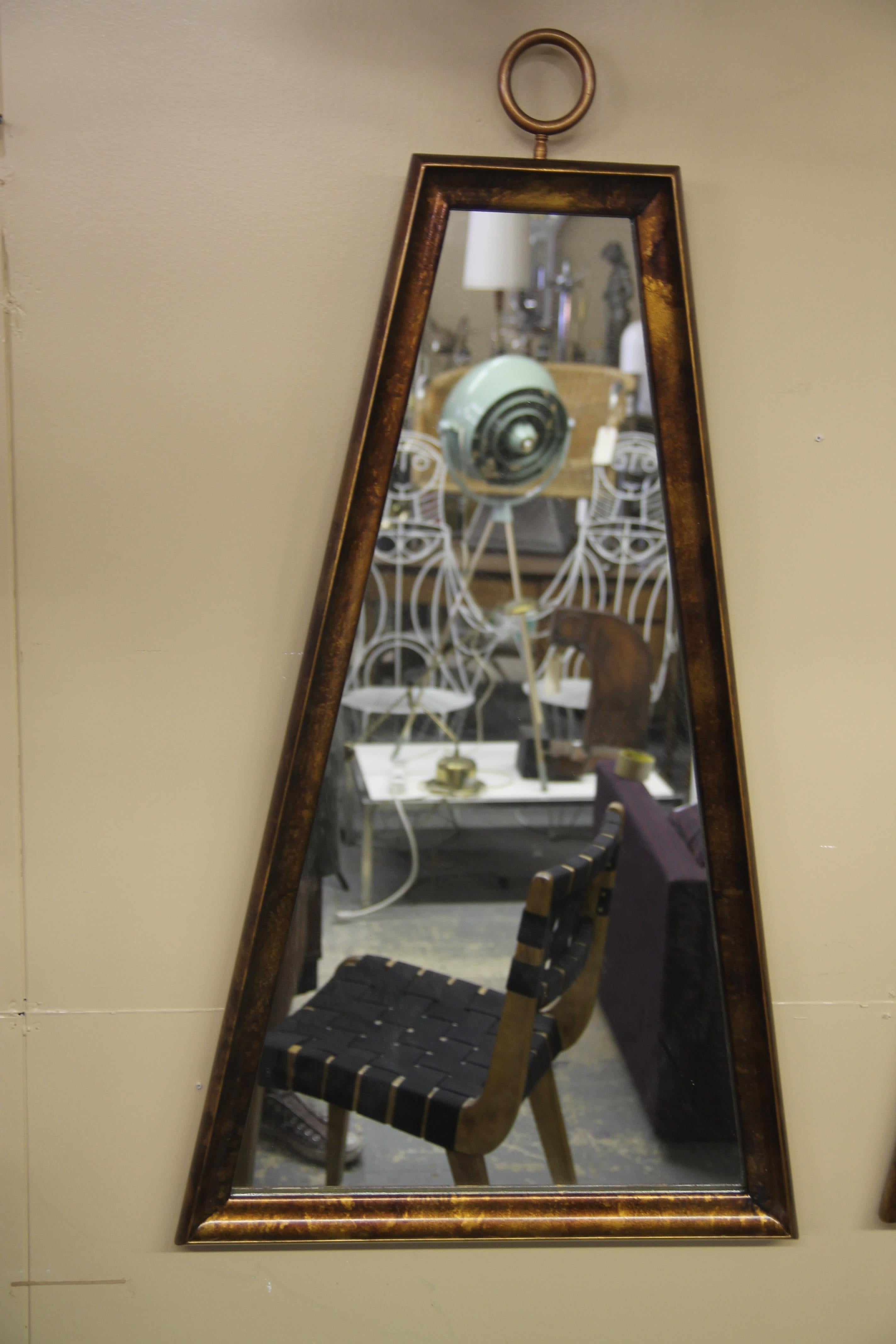 Wunderschönes Paar Spiegel mit trapezförmigem Rahmen, das oft Tommi Parzinger zugeschrieben wird. Die schöne ursprüngliche Lackierung wurde leicht restauriert und beide Spiegel sind schön zu sehen.