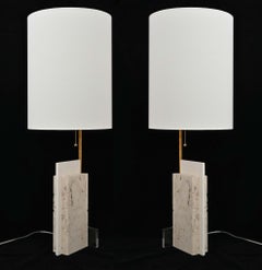 Pareja de lámparas de sobremesa de estilo artesano moderno en travertino y acrílico