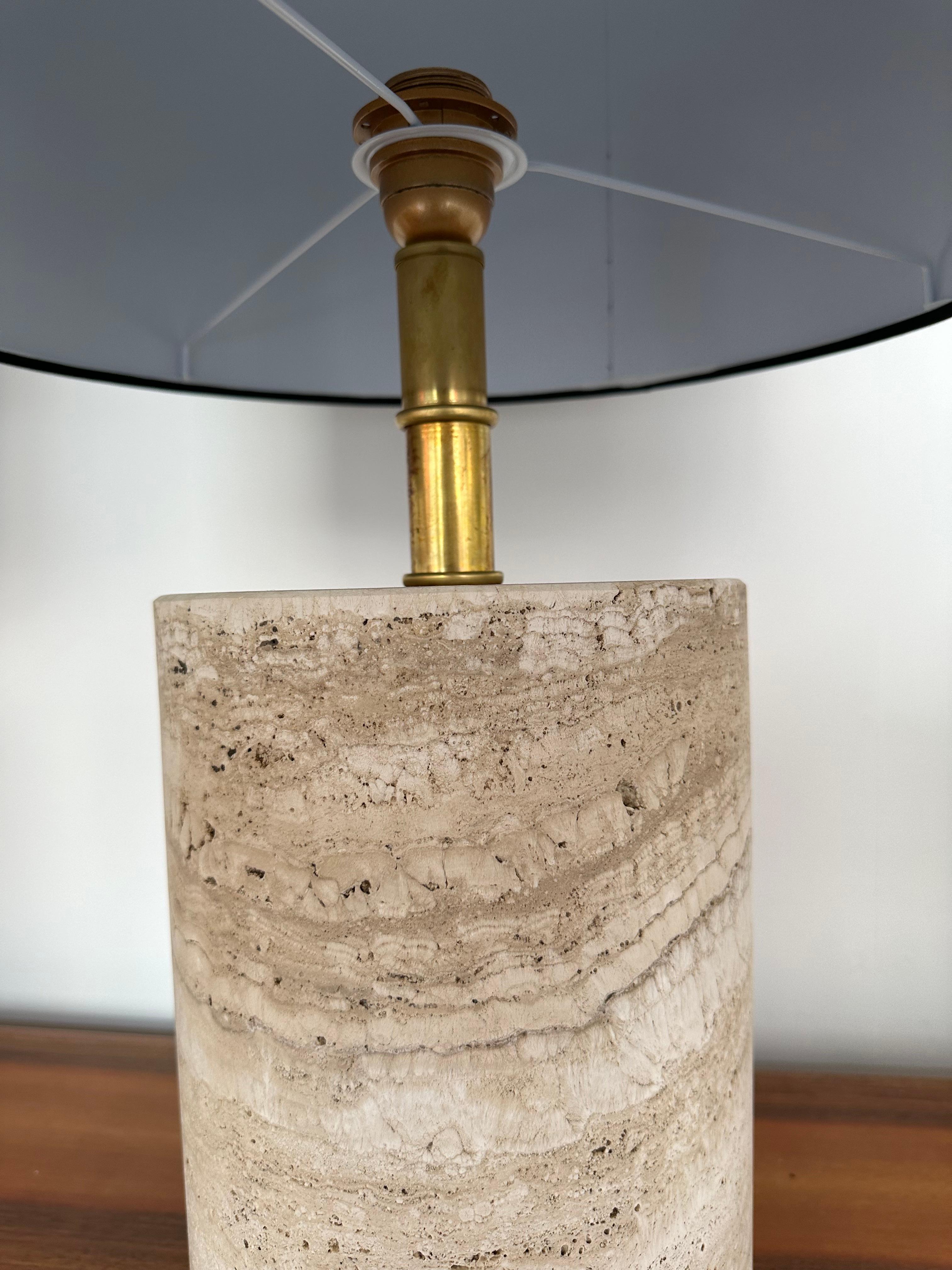 Mid-Century Modern Contemporary Pair of Travertine and Brass Lamps For Sale