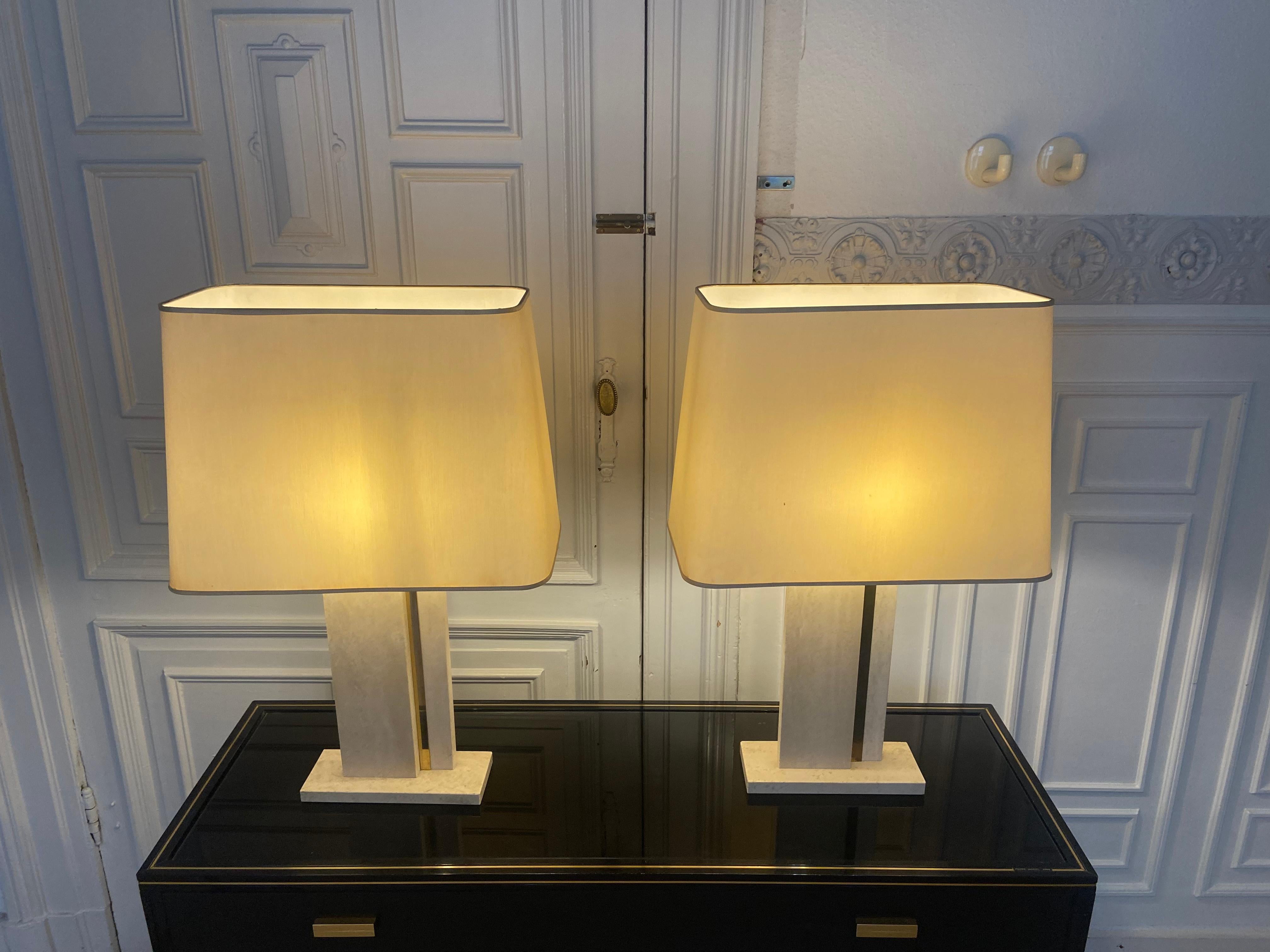 European  Pair of travertine and brass lamps For Sale