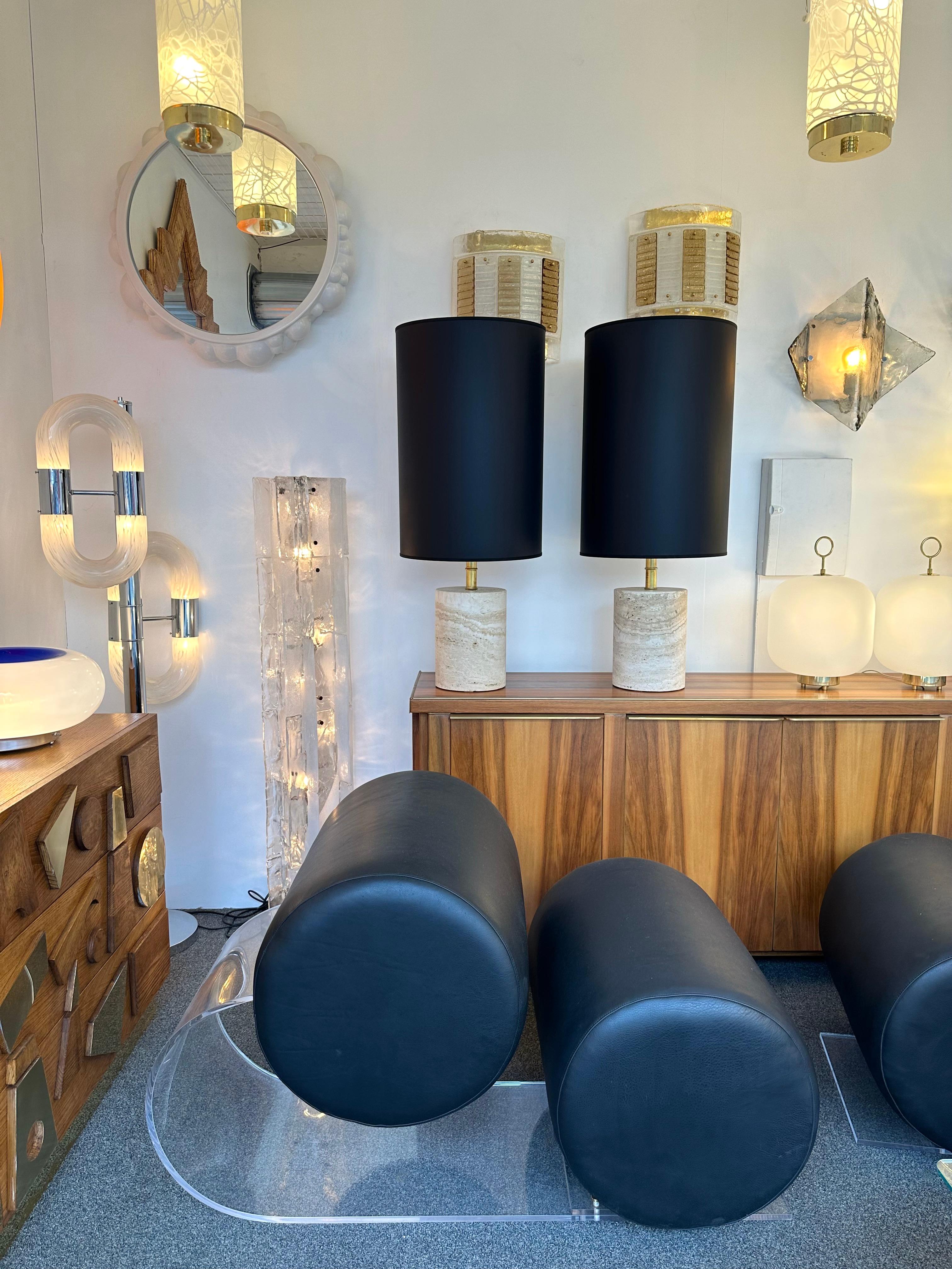 Contemporary Pair of Travertine and Brass Lamps In New Condition For Sale In SAINT-OUEN, FR