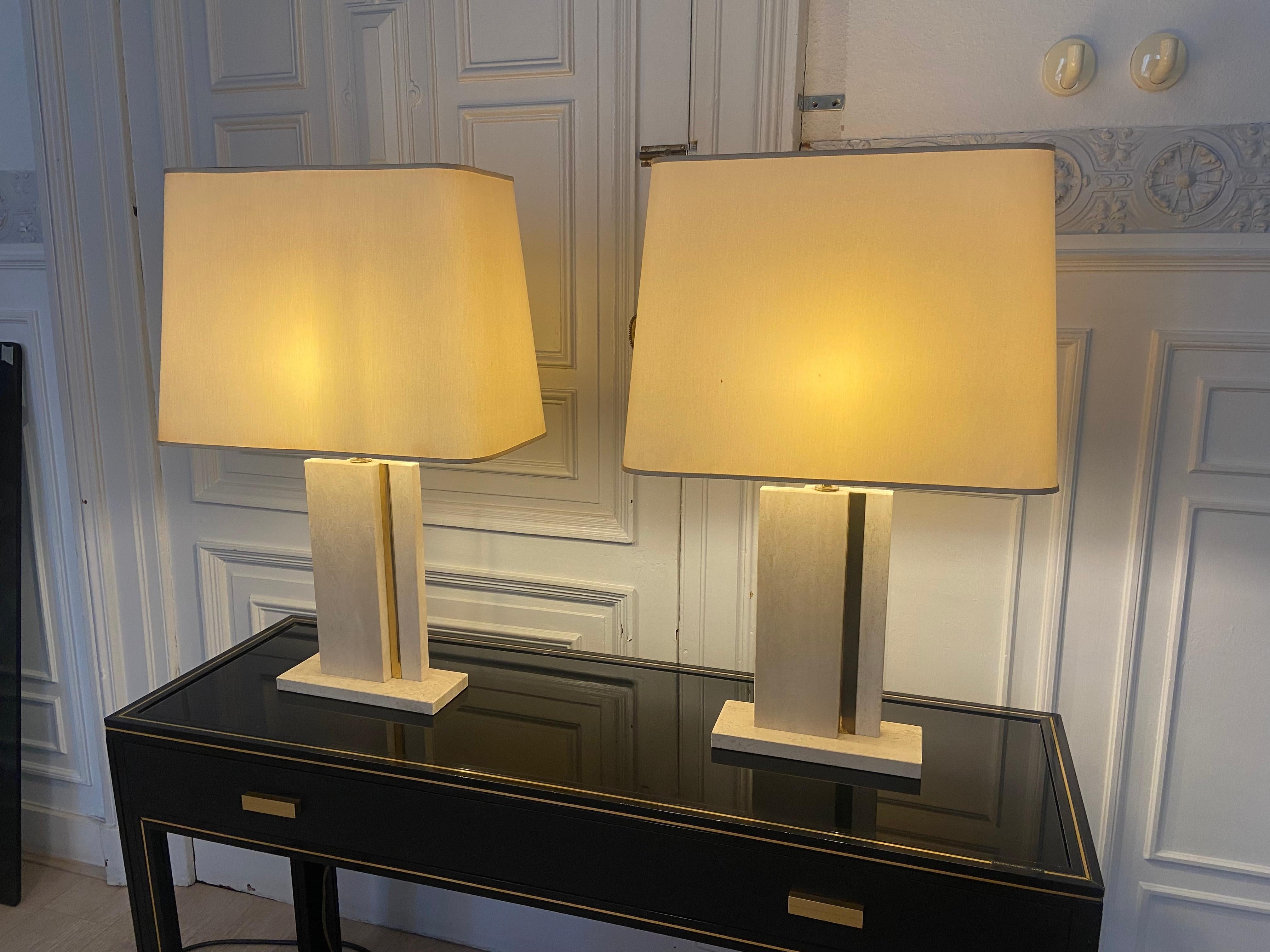  Paar Lampen aus Travertin und Messing im Zustand „Gut“ im Angebot in Brussels , BE