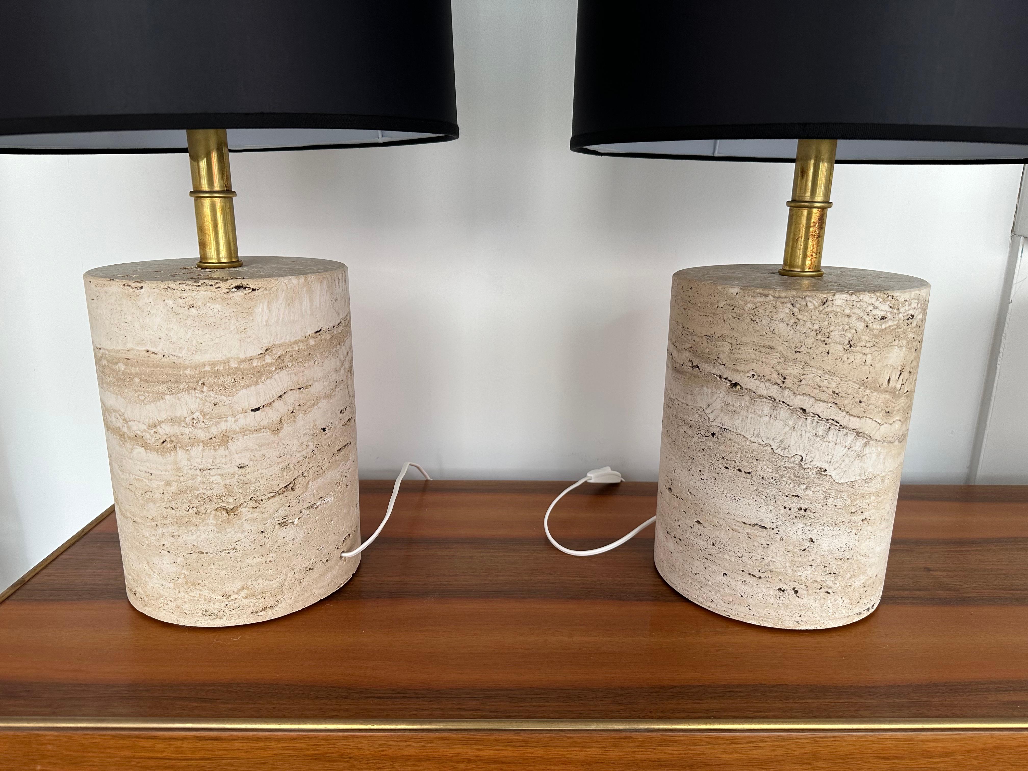Contemporary Pair of Travertine and Brass Lamps For Sale 2