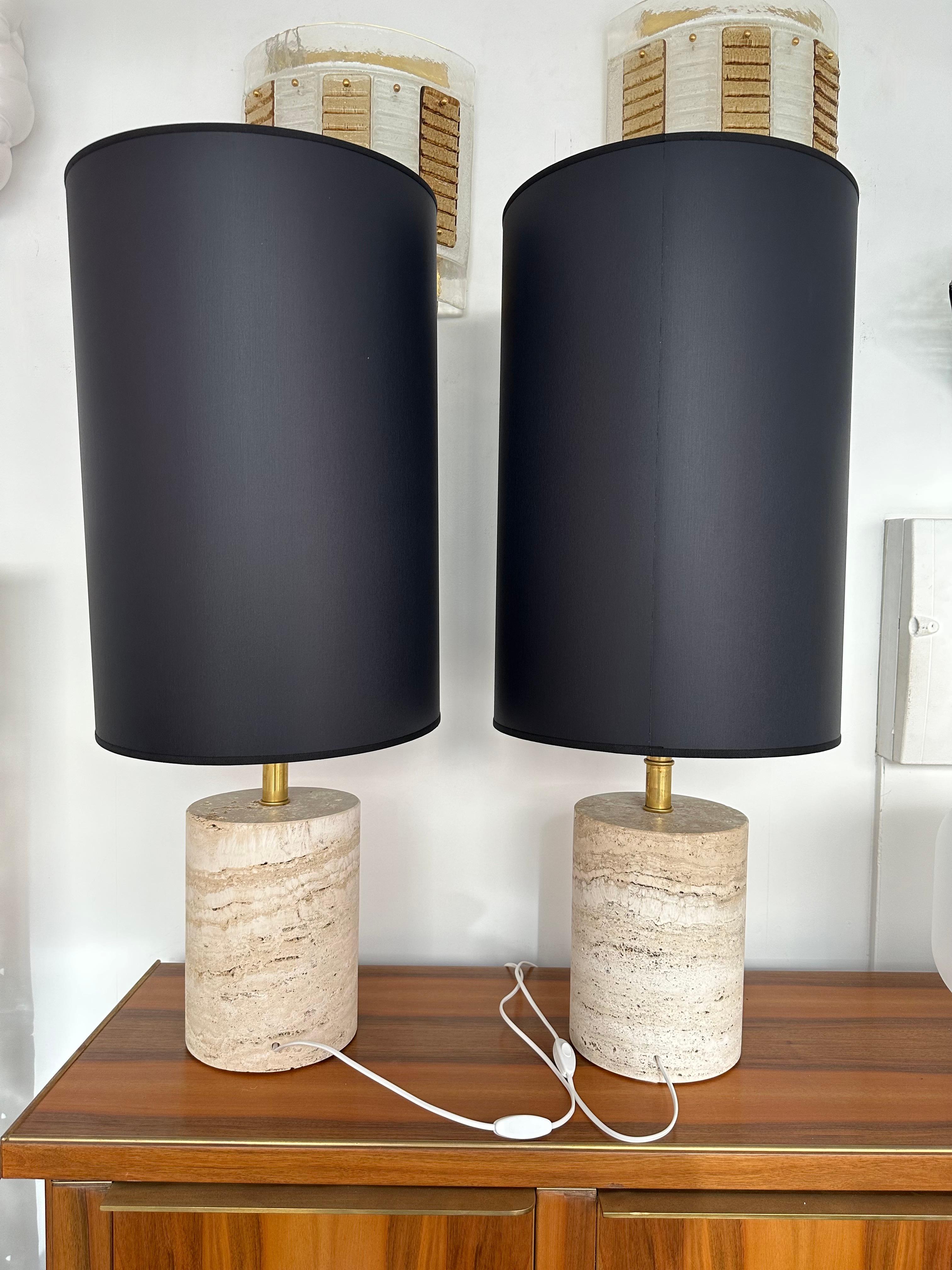 Contemporary Pair of Travertine and Brass Lamps For Sale 3