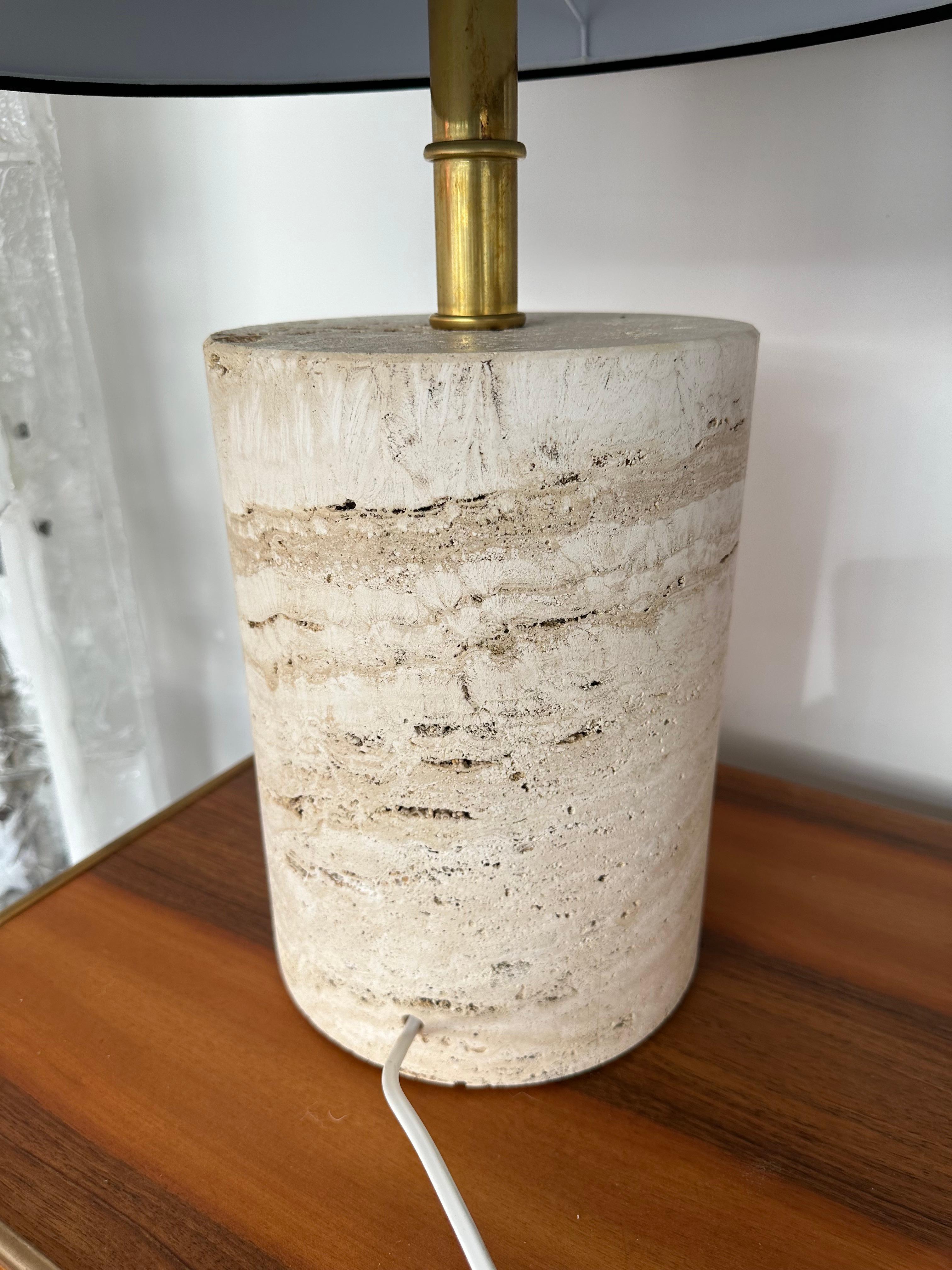 Contemporary Pair of Travertine and Brass Lamps For Sale 4