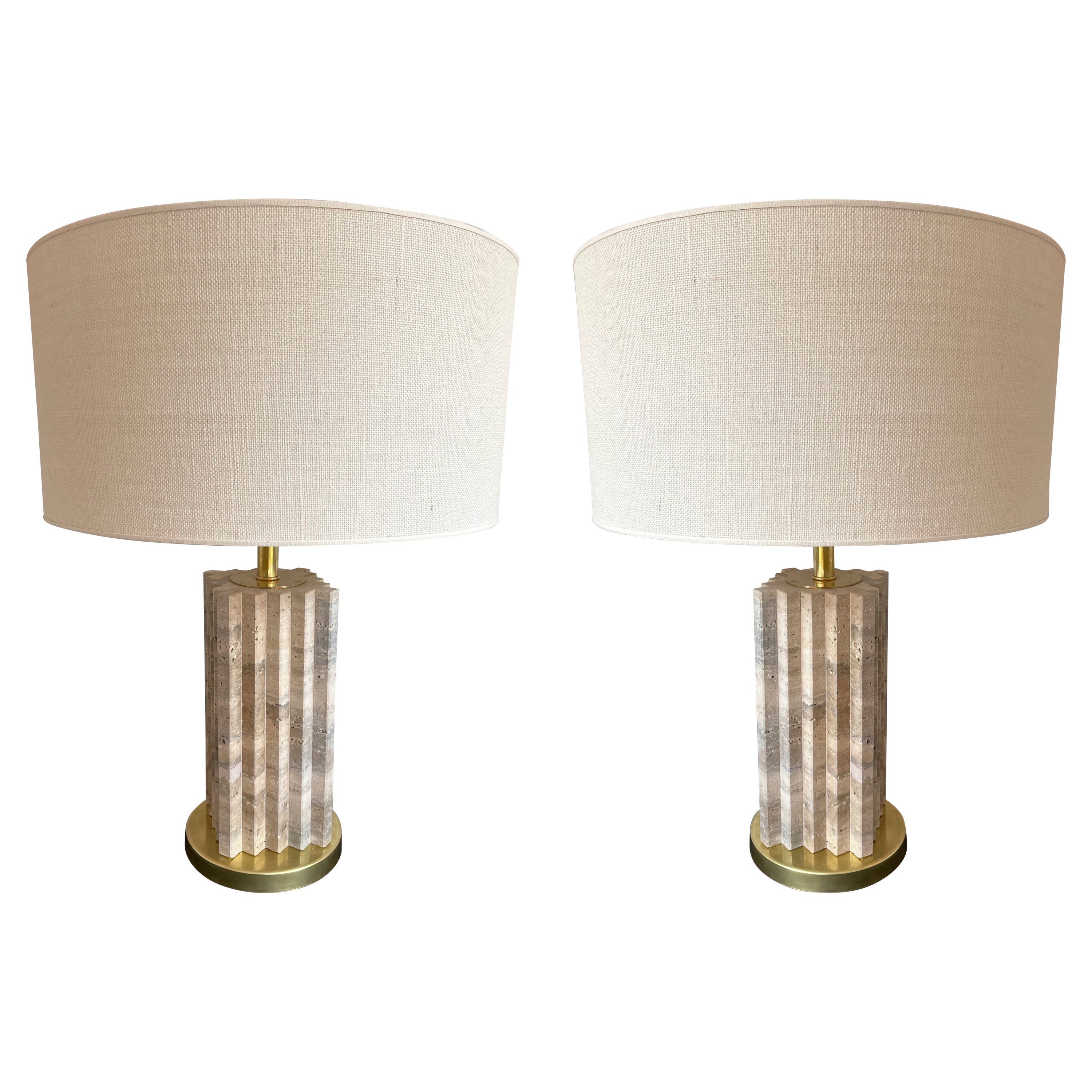Paire de lampes en travertin et laiton