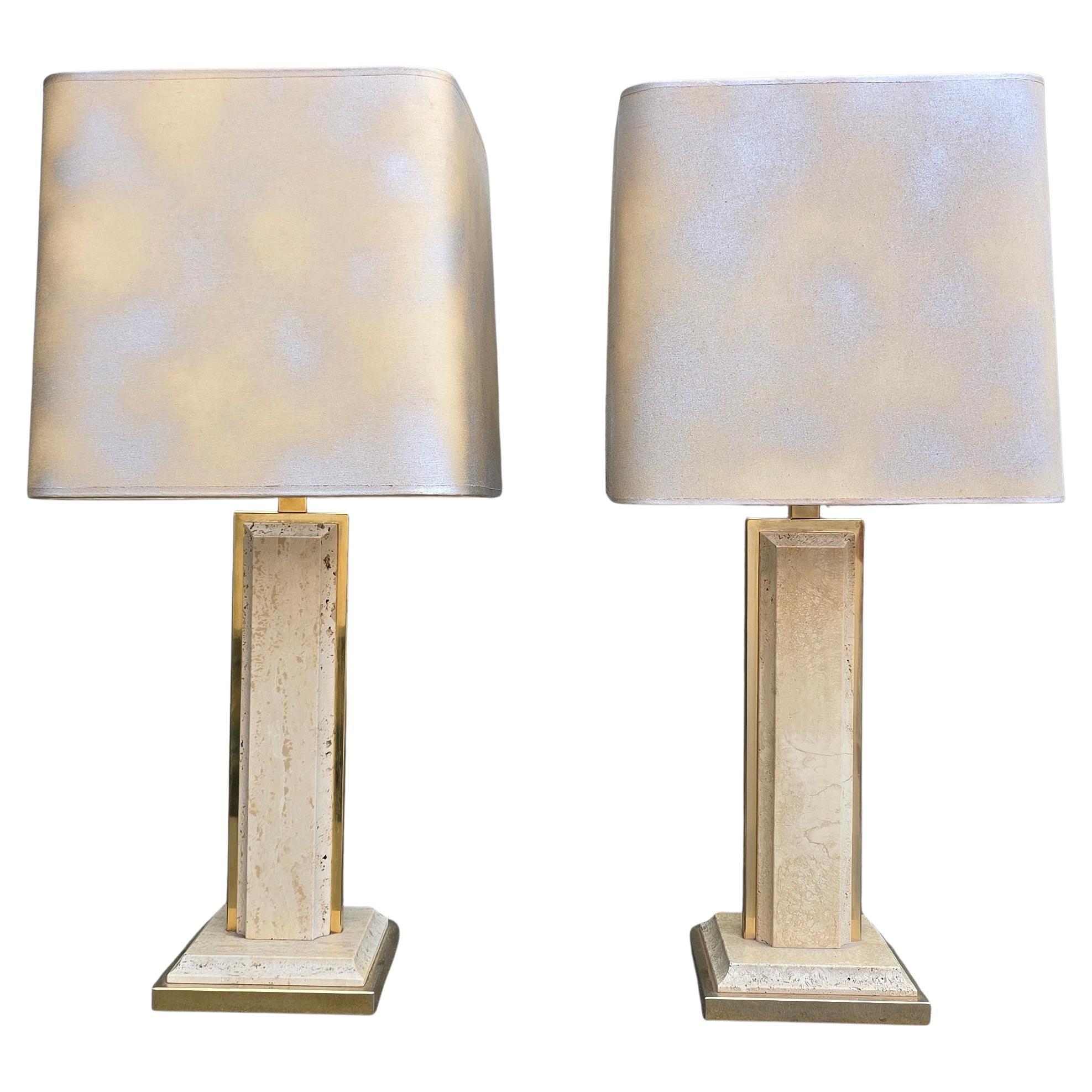 Paire de lampes de table en travertin et laiton avec abat-jour carré - Italie, vers 1970

Paire de lampes de table italiennes raffinées, fabriquées en travertin naturel avec d'élégants détails en laiton, datant des années 1970. Les bases
