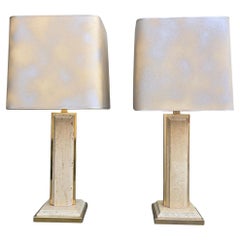 Coppia di lampade in travertino e ottone con paralumi quadrati - Italia, circa 1970