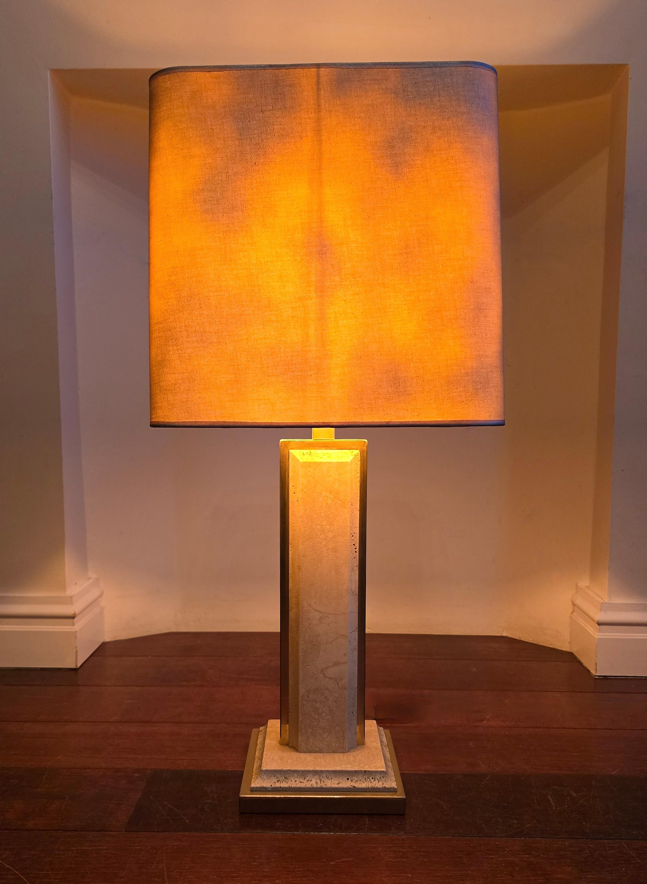 Mid-Century Modern Paire de lampes en travertin et laiton avec abat-jour carré - Italie, vers 1970 en vente