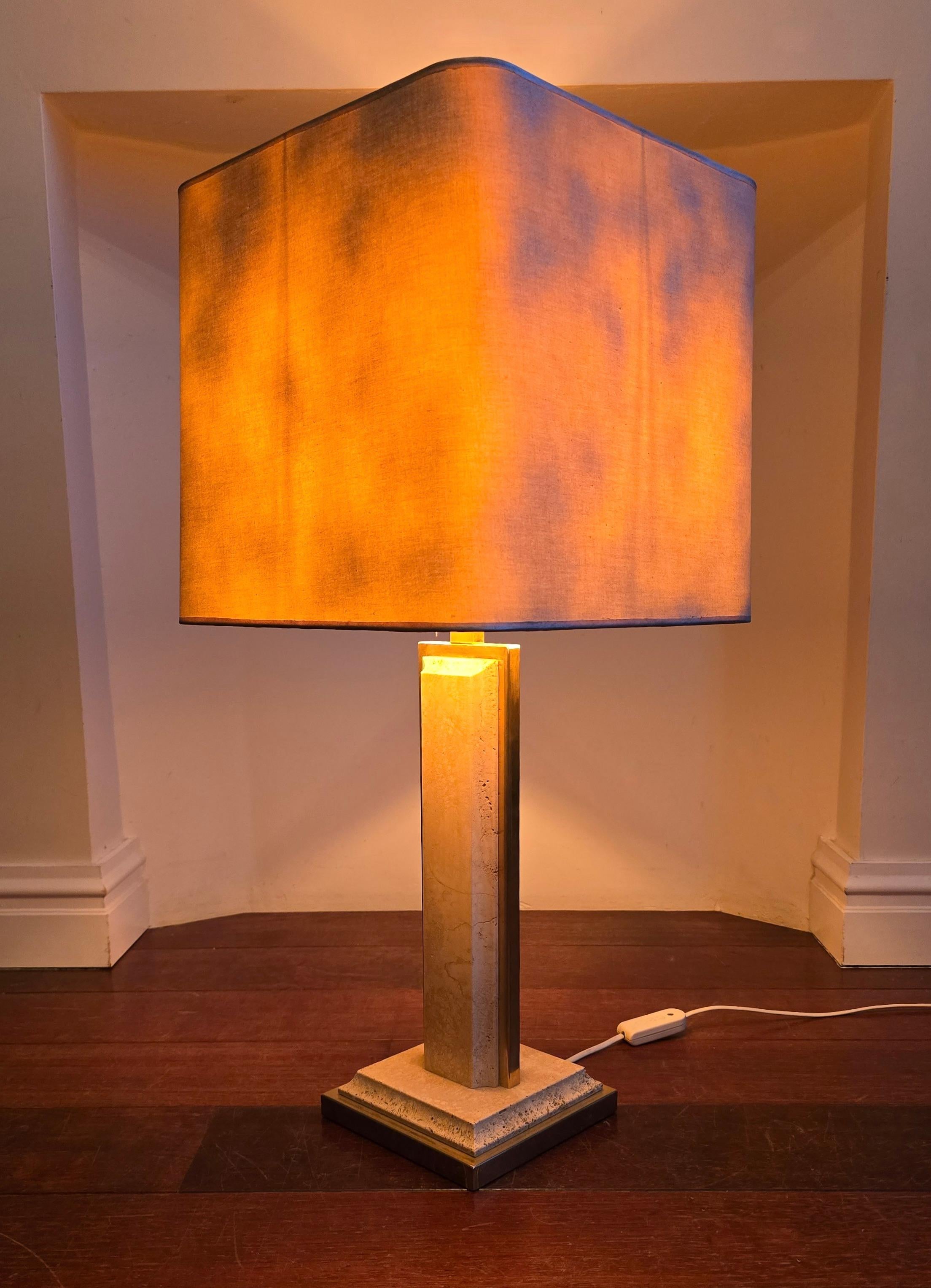 Européen Paire de lampes en travertin et laiton avec abat-jour carré - Italie, vers 1970 en vente