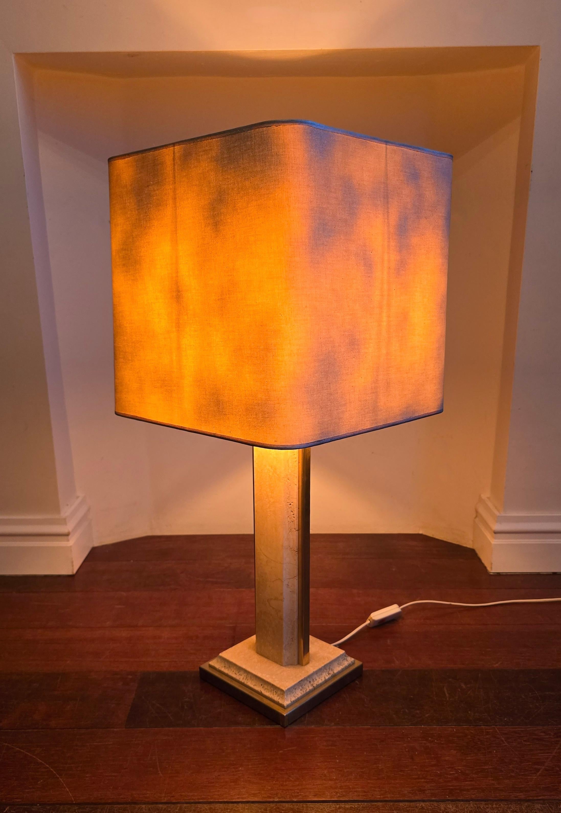 Paire de lampes en travertin et laiton avec abat-jour carré - Italie, vers 1970 Bon état - En vente à Antwerp, BE
