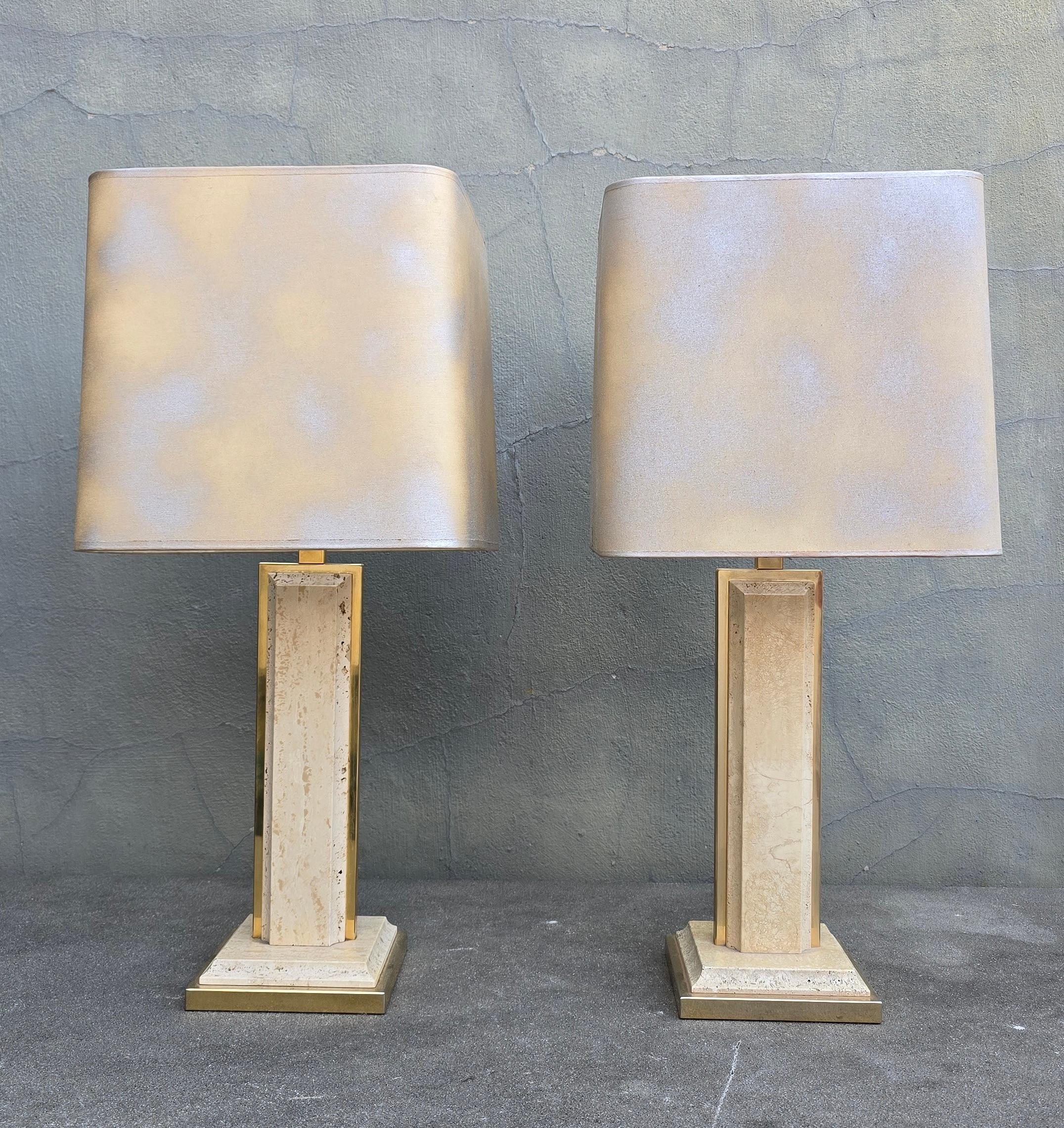 20ième siècle Paire de lampes en travertin et laiton avec abat-jour carré - Italie, vers 1970 en vente