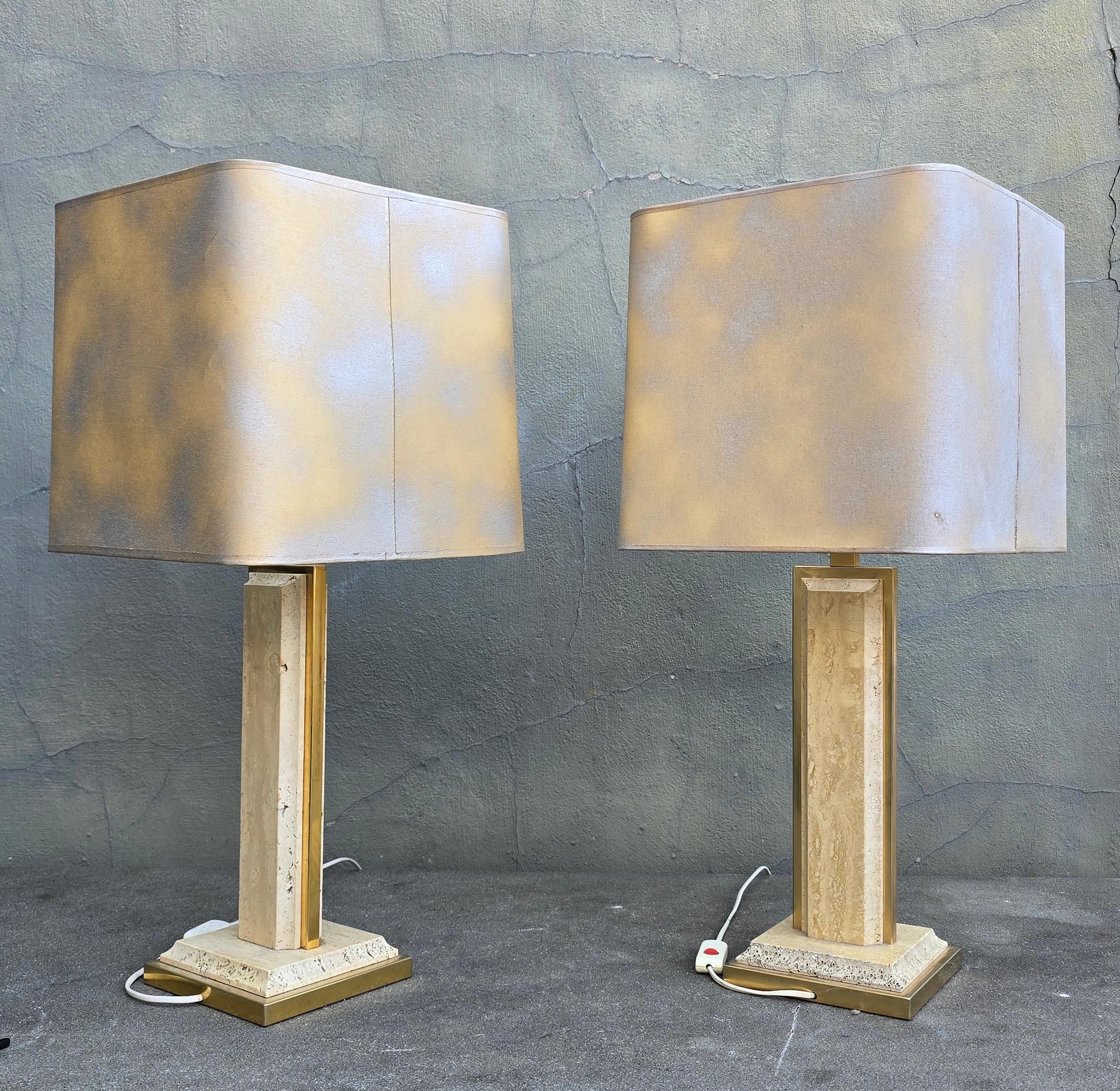 Laiton Paire de lampes en travertin et laiton avec abat-jour carré - Italie, vers 1970 en vente