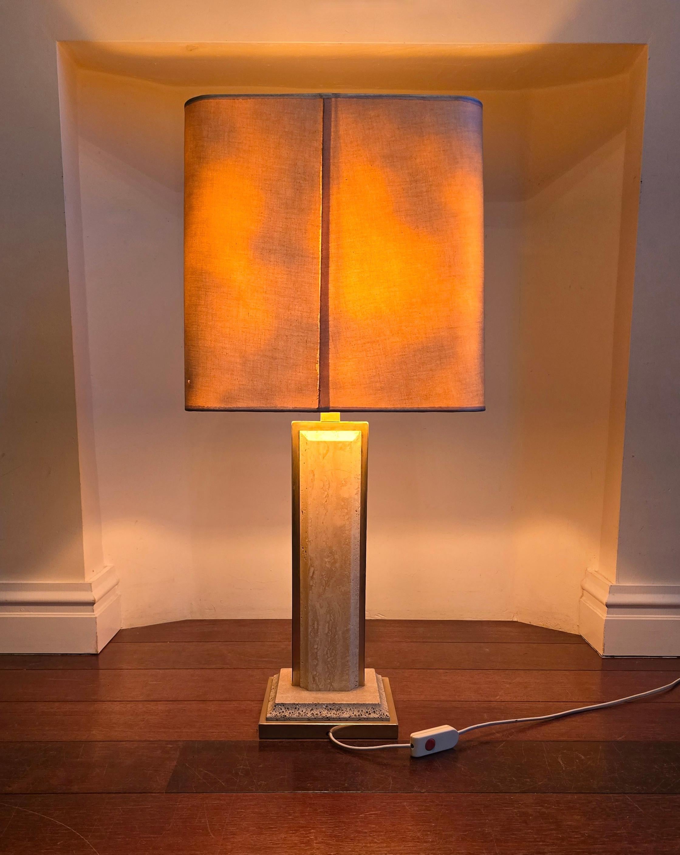 Paire de lampes en travertin et laiton avec abat-jour carré - Italie, vers 1970 en vente 1