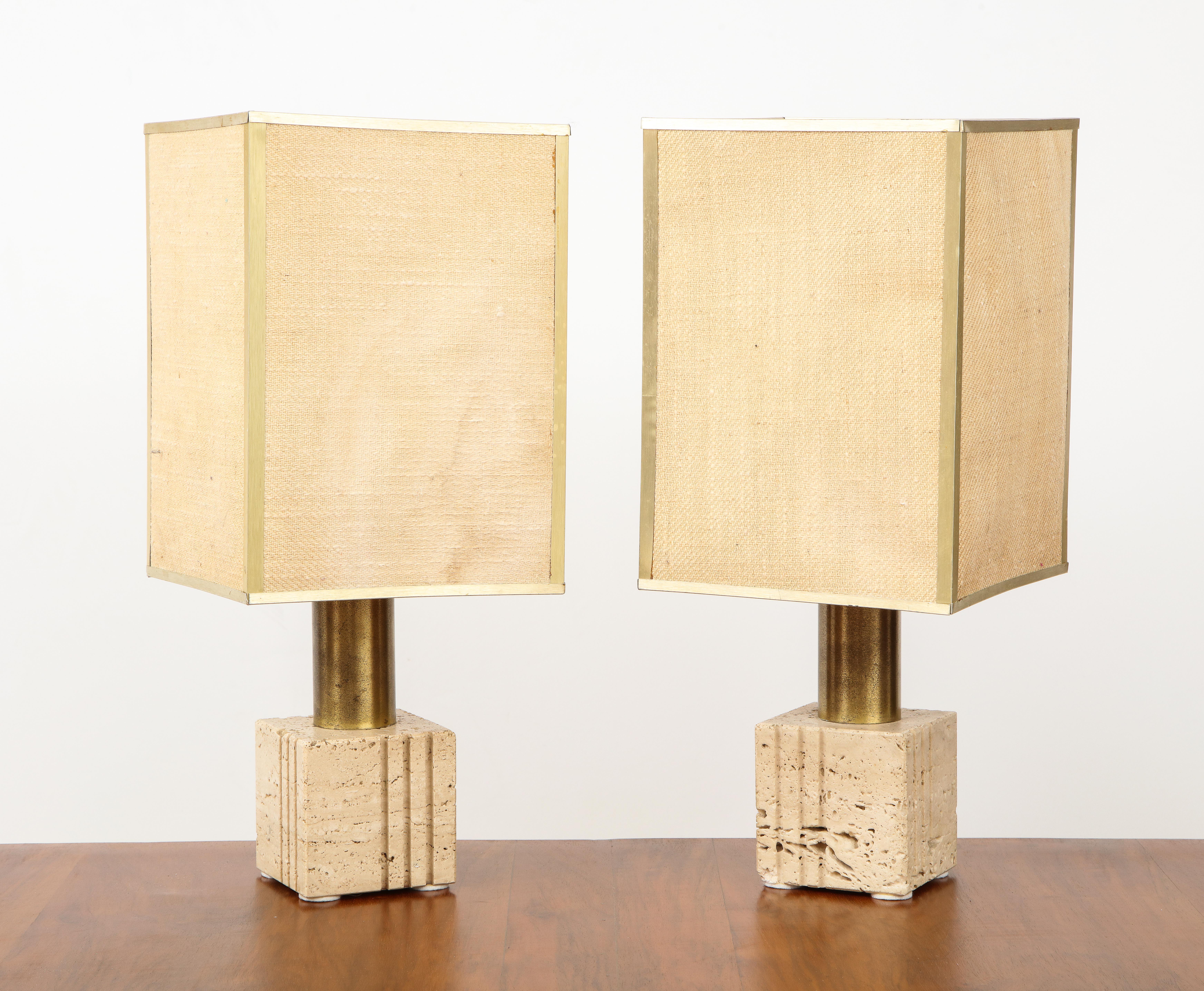 Pair of Travertine and Brass Table Lamps by Fratelli Mannelli, Italian, 1970s In Good Condition In New York, NY