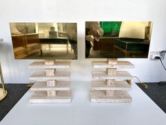 Coppia contemporanea di lampade a lama in travertino e paralumi in ottone. Italia