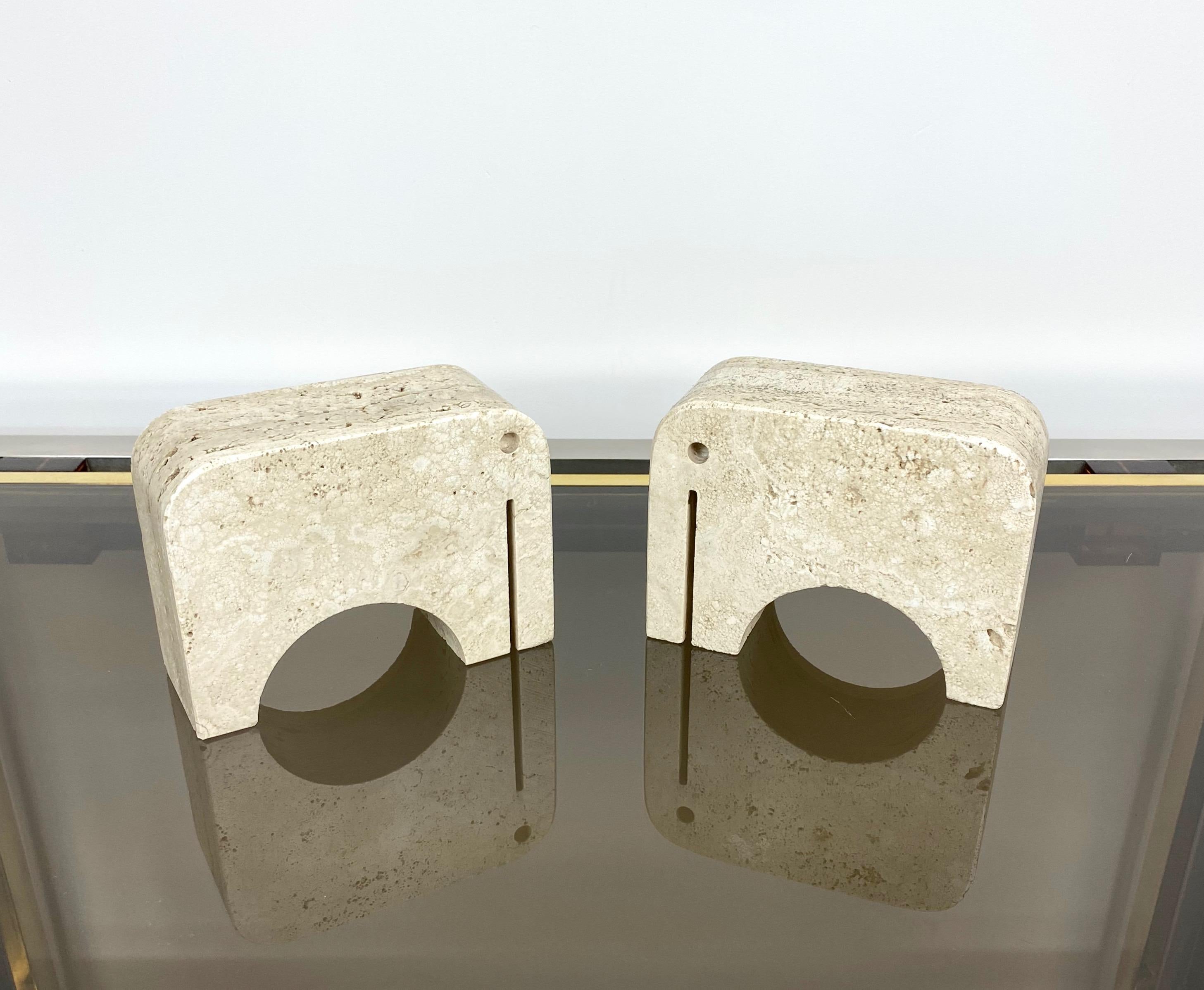 Pair of bookends in travertine marble in the shape of two elephants, 2 kg each, by Fratelli Mannelli. Made in Italy in the 1970s.