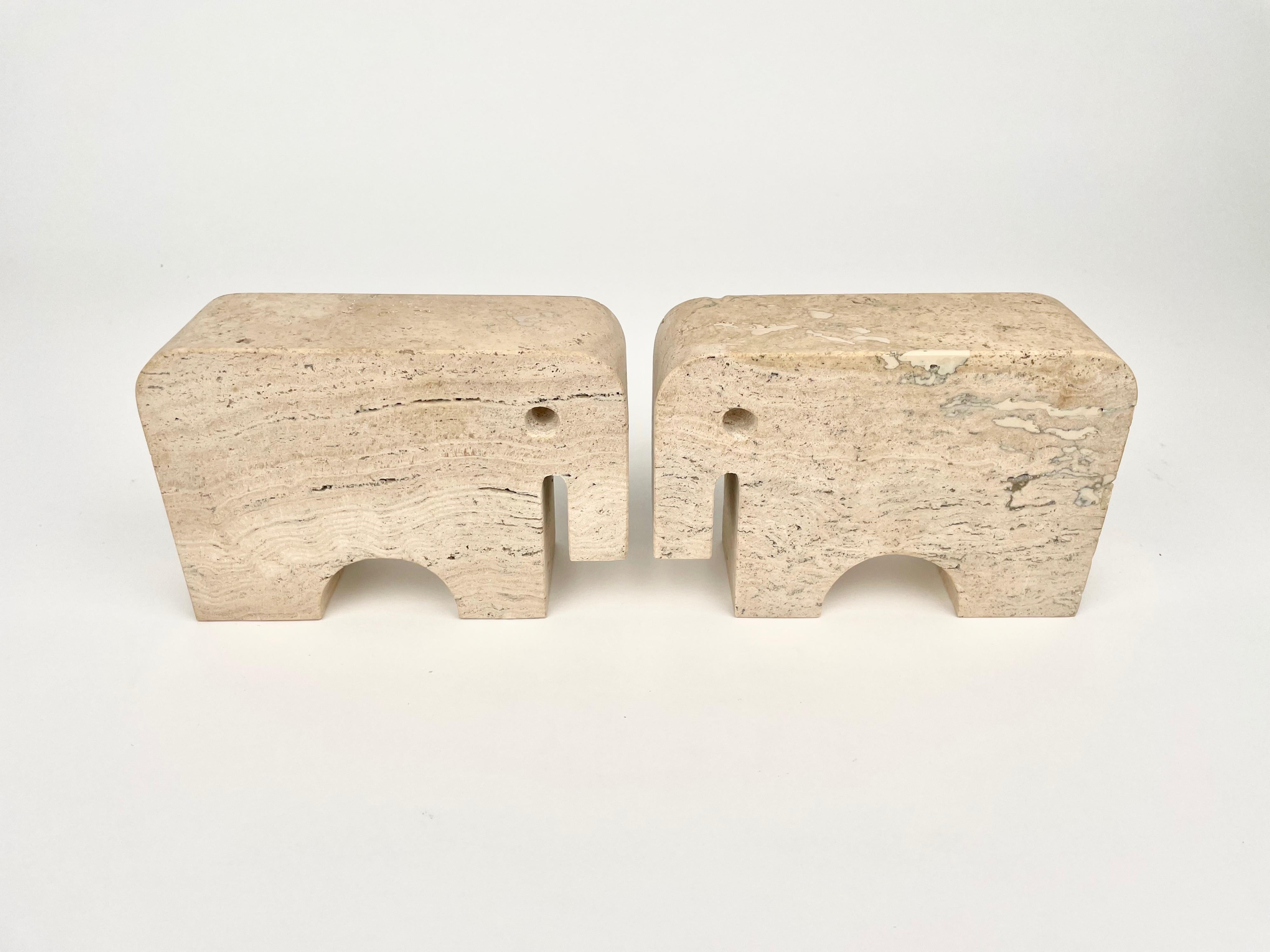 Pair of bookends in travertine marble in the shape of two elephants by Fratelli Mannelli. Made in Italy in the 1970s.