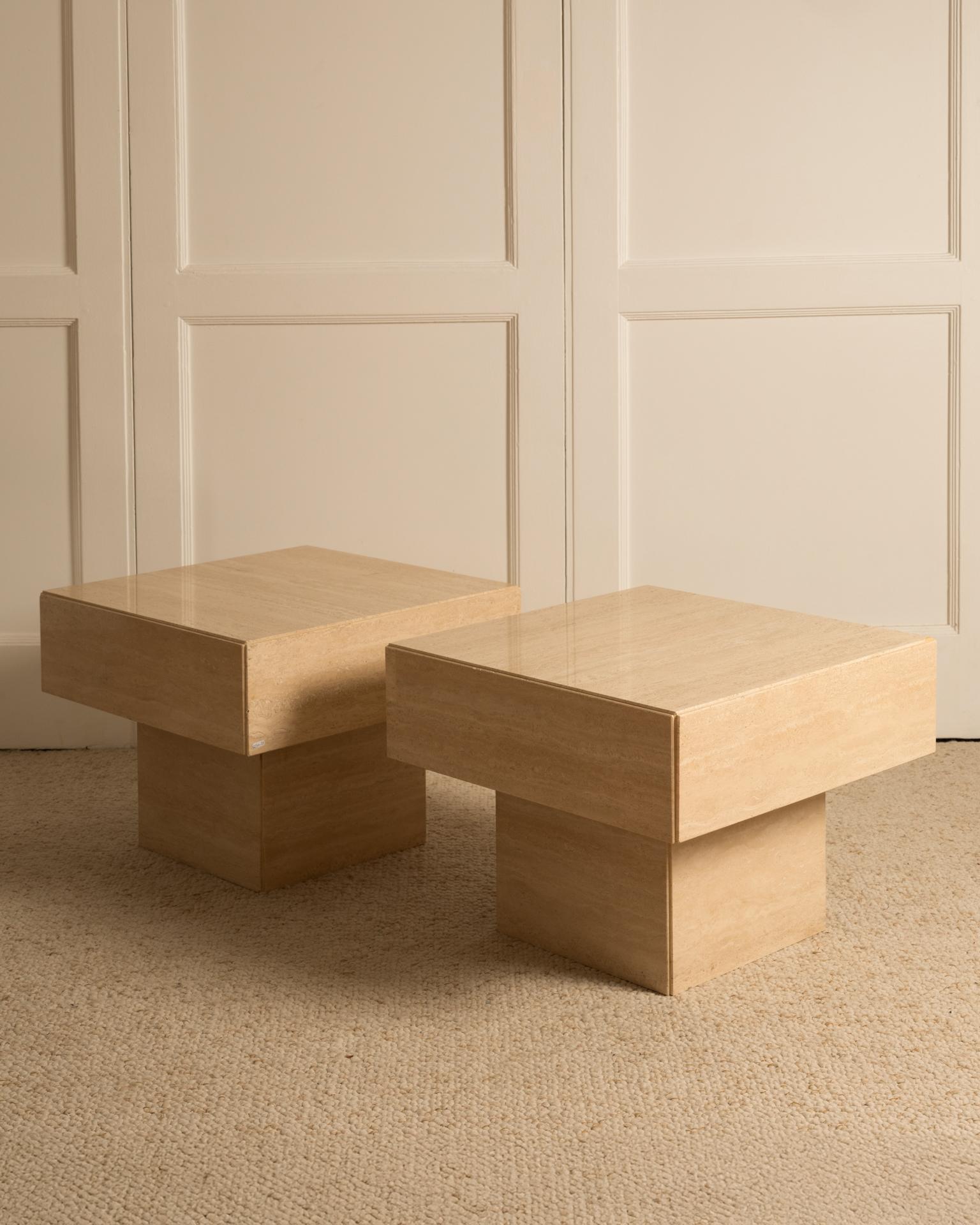 Paire de tables basses en travertin en vente 3